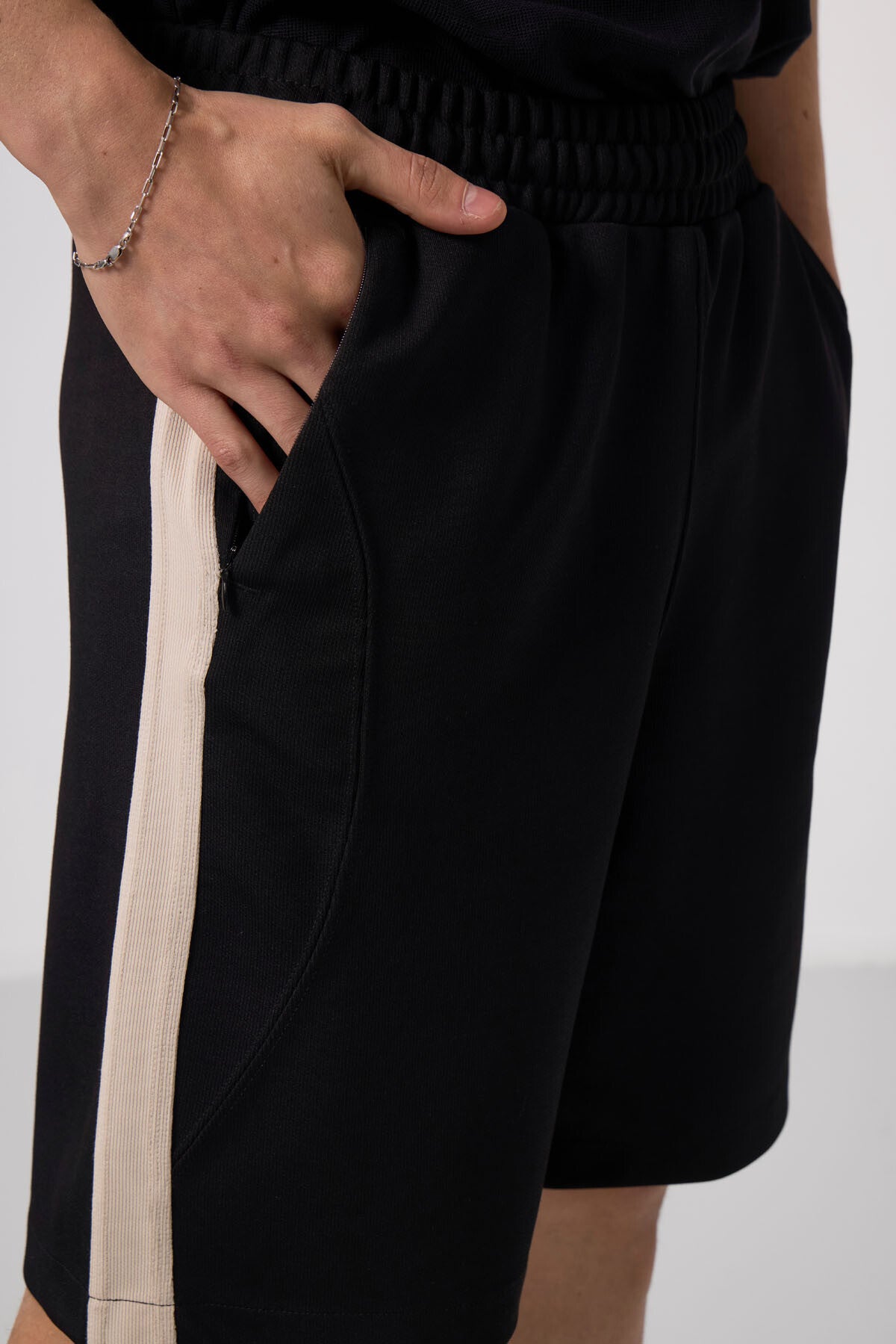 Siyah-Bej Yüzeyi Dokulu Oversize Erkek Şort - 81288