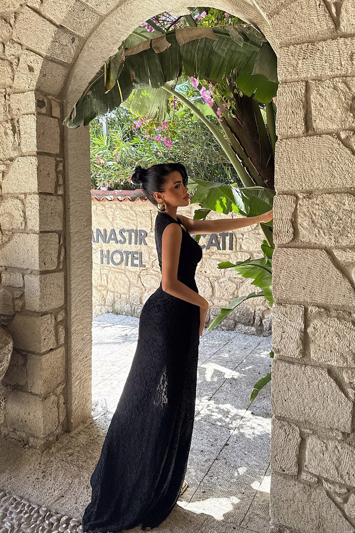 Siyah Pianosa Deniz Kabuğu Aksesuarlı Uzun Yırtmaçlı Elbise ATE-2619