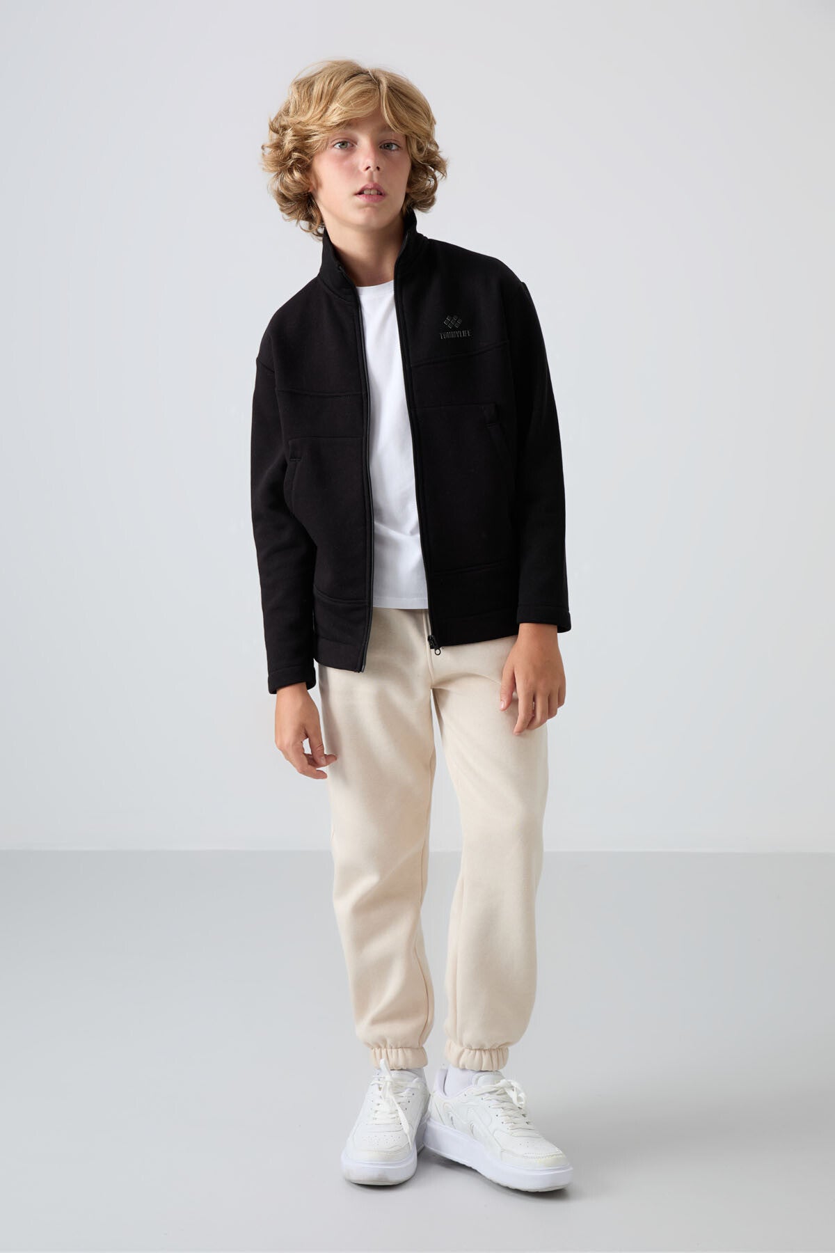 Siyah Pamuklu Kalın İçi Tüylü Yumuşak Dokulu Standart Fit Nakışlı Erkek Çocuk Sweatshirt - 11245