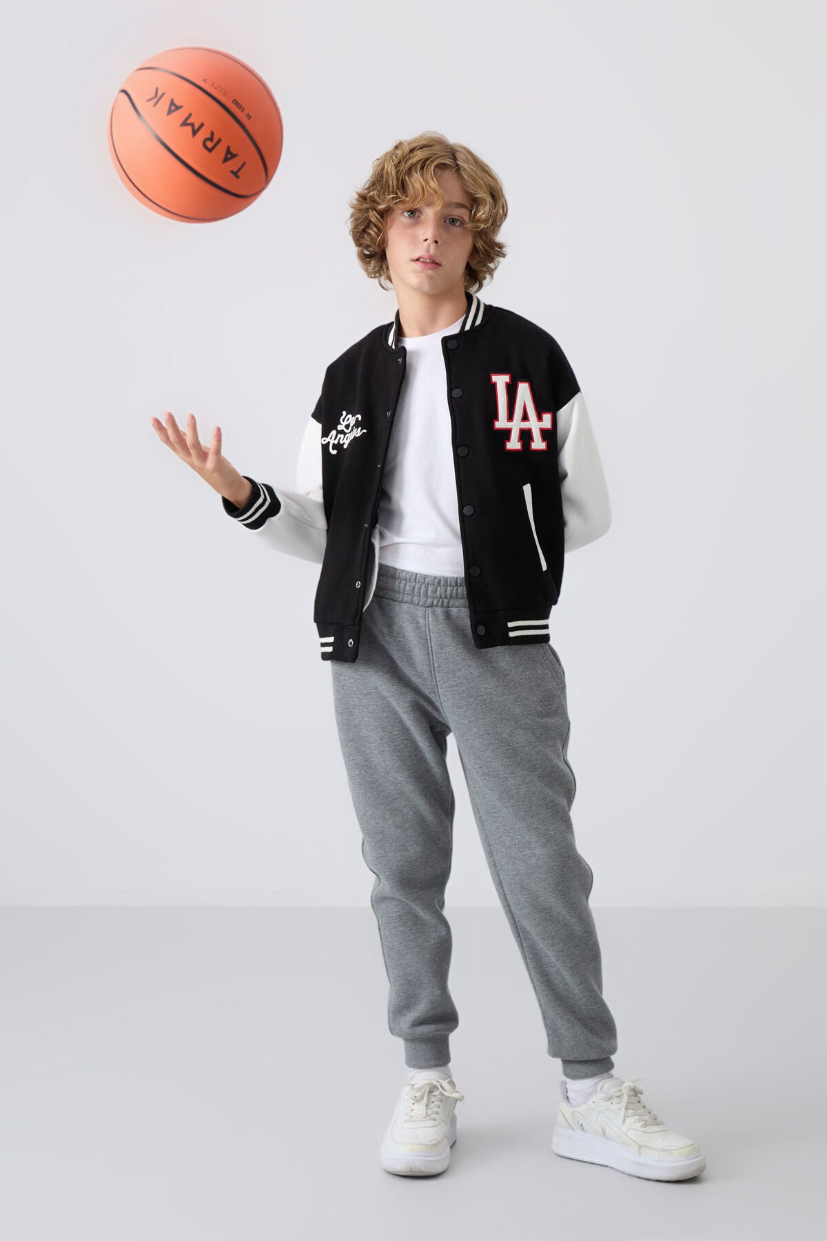 Siyah Pamuklu Kalın İçi Tüylü Yumuşak Dokulu Standart Fit Nakışlı Erkek Çocuk Kolej Ceket - 11258