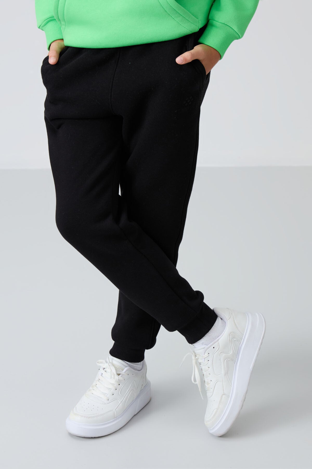 Siyah Pamuklu Kalın İçi Tüylü Standart Fit Nakışlı Erkek Çocuk Eşofman Alt - 11224