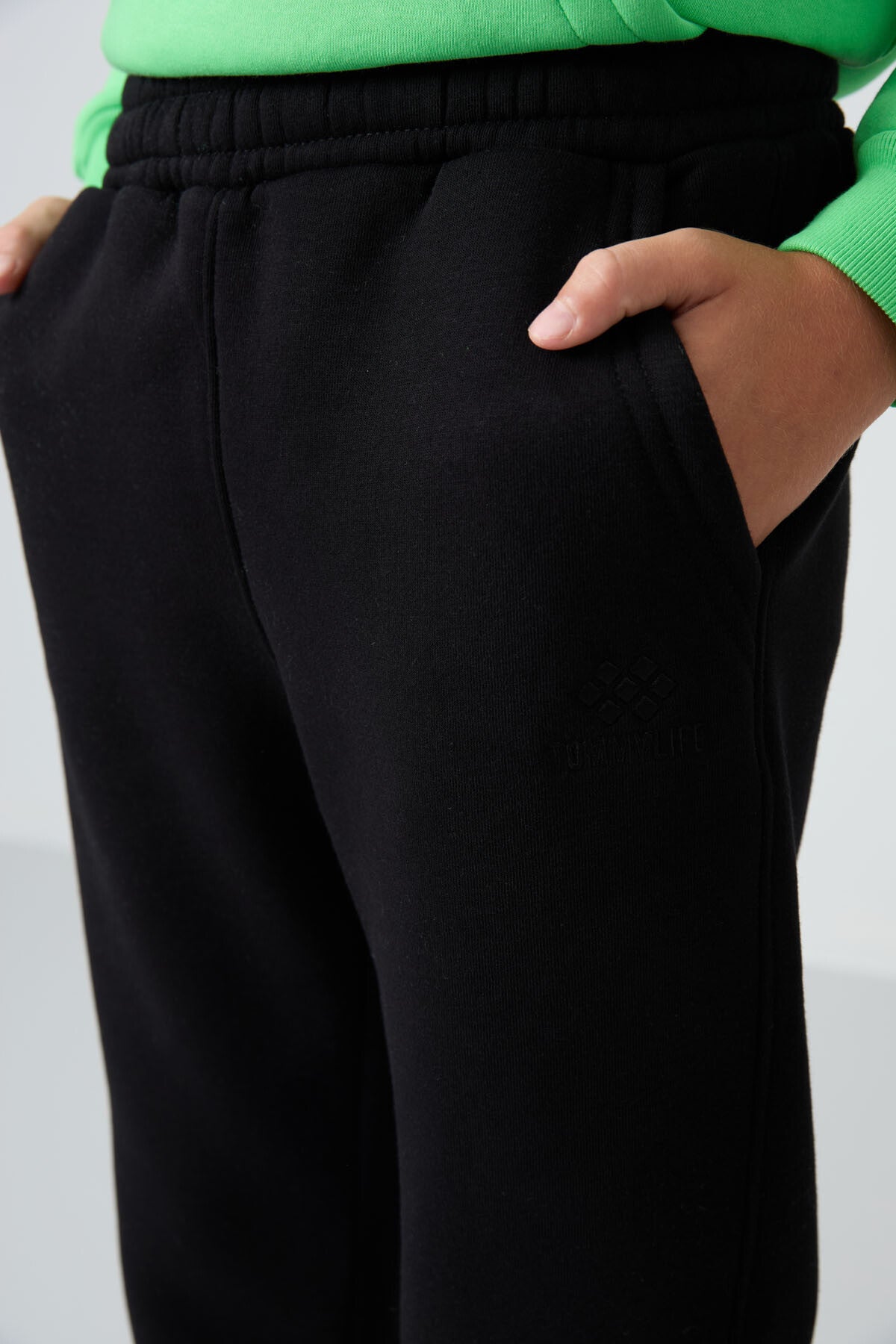 Siyah Pamuklu Kalın İçi Tüylü Standart Fit Nakışlı Erkek Çocuk Eşofman Alt - 11224