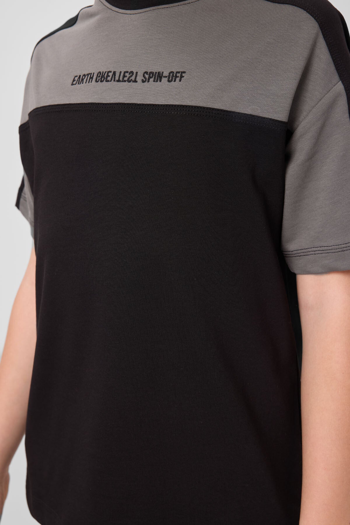 Siyah Pamuklu Yumuşak Dokulu Oversize Fit Nakışlı Erkek Çocuk T-Shirt - 11290