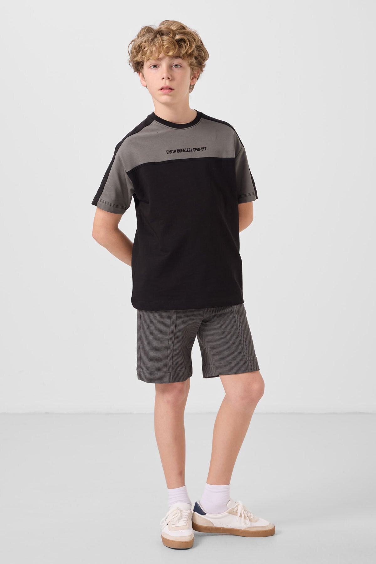 Siyah Pamuklu Yumuşak Dokulu Oversize Fit Nakışlı Erkek Çocuk T-Shirt - 11290