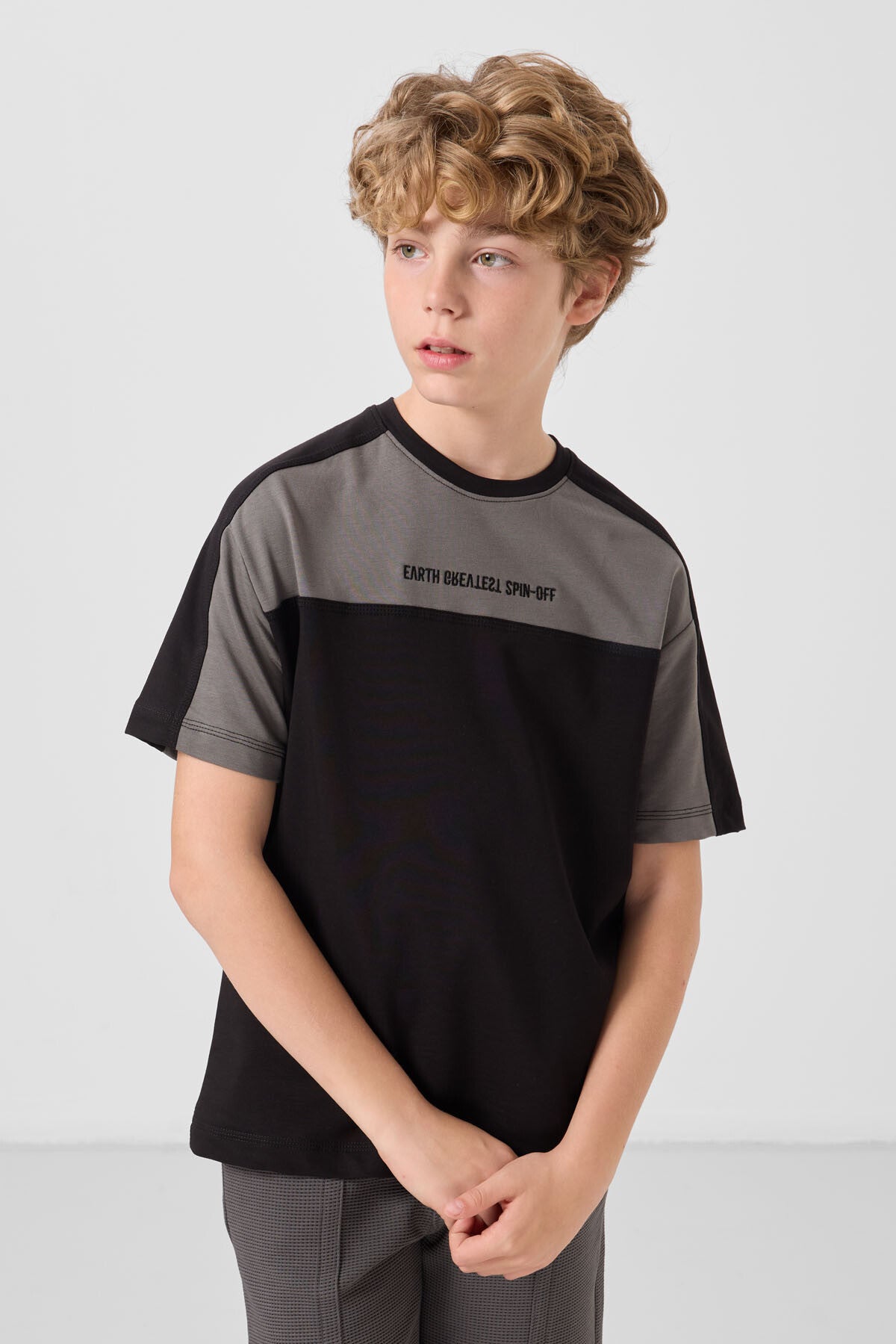 Siyah Pamuklu Yumuşak Dokulu Oversize Fit Nakışlı Erkek Çocuk T-Shirt - 11290