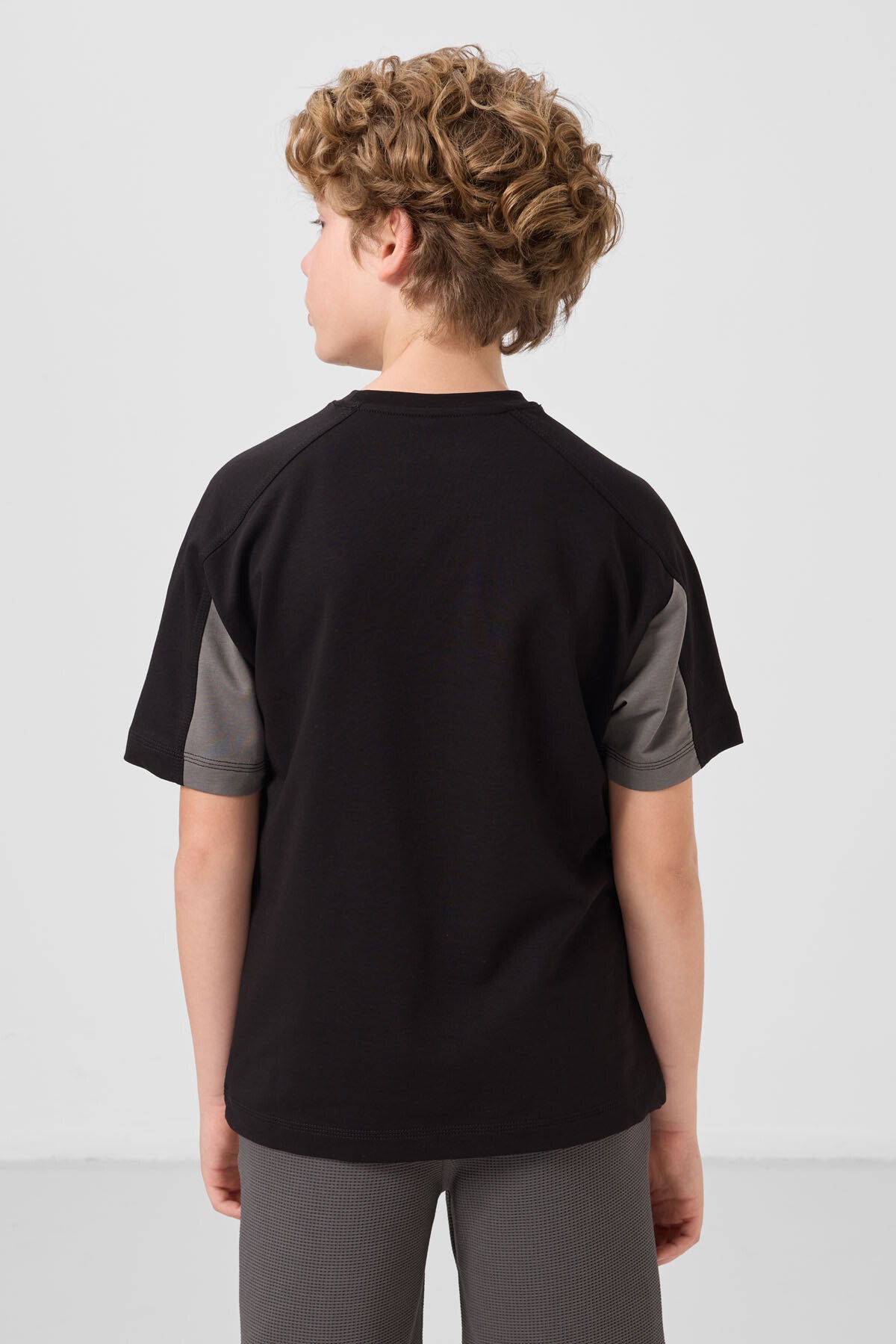 Siyah Pamuklu Yumuşak Dokulu Oversize Fit Nakışlı Erkek Çocuk T-Shirt - 11290