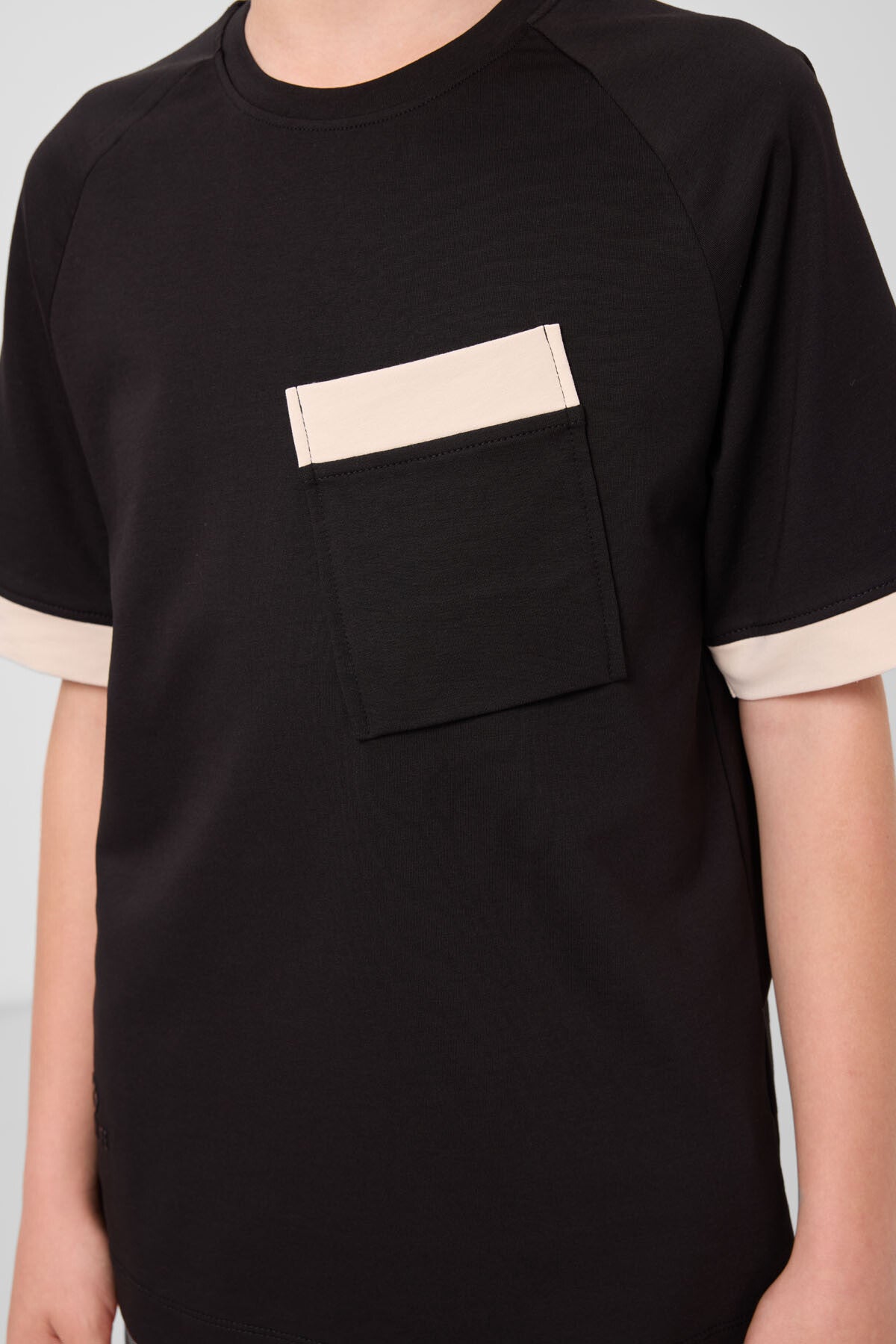 Siyah Pamuklu Yumuşak Dokulu Oversize Cep Detaylı Erkek Çocuk T-Shirt - 11295