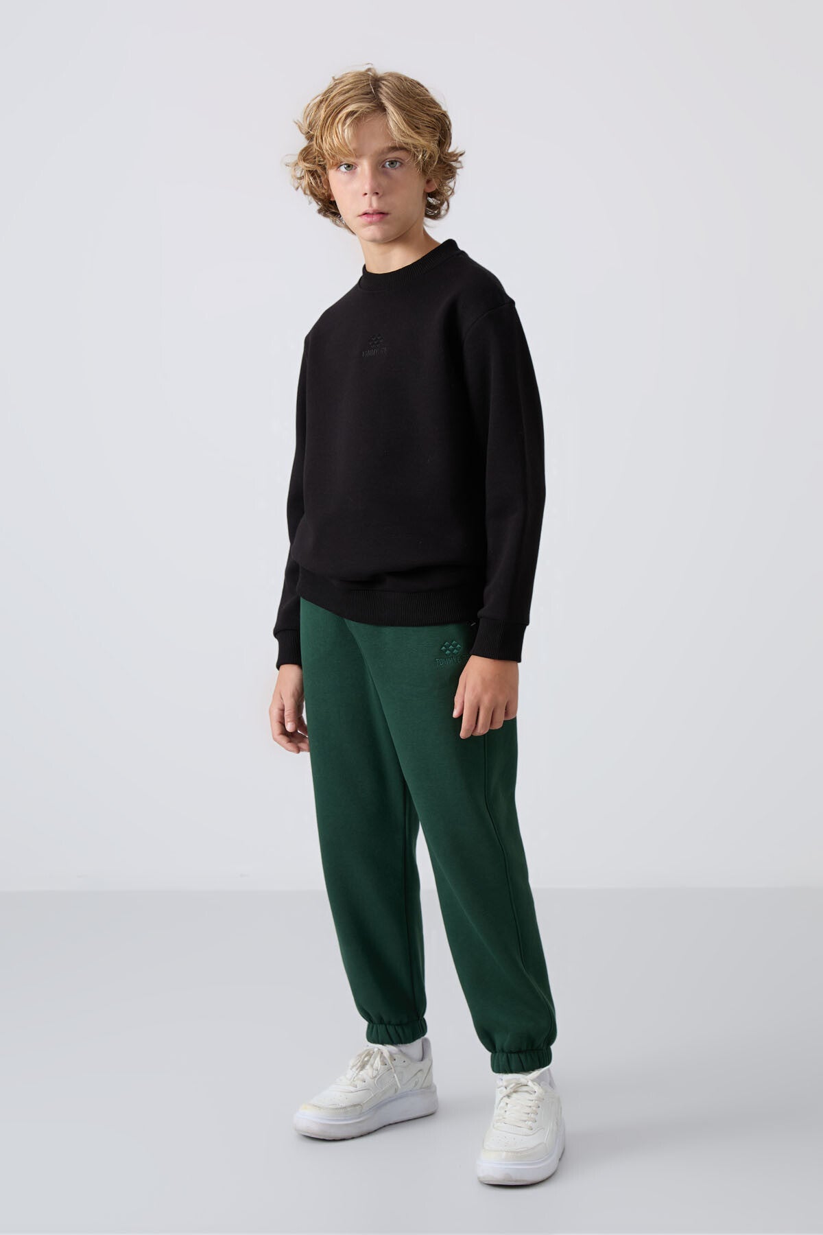 Siyah Pamuklu Kalın İçi Tüylü Yumuşak Dokulu Standart Fit Nakışlı Erkek Çocuk Sweatshirt - 11232