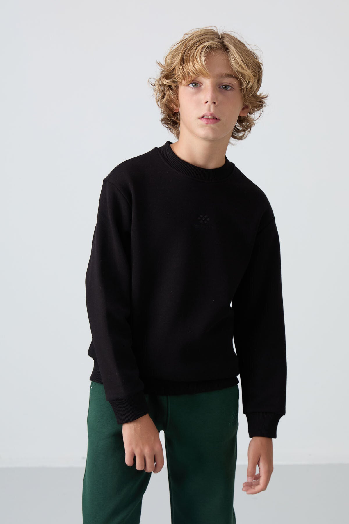 Siyah Pamuklu Kalın İçi Tüylü Yumuşak Dokulu Standart Fit Nakışlı Erkek Çocuk Sweatshirt - 11232
