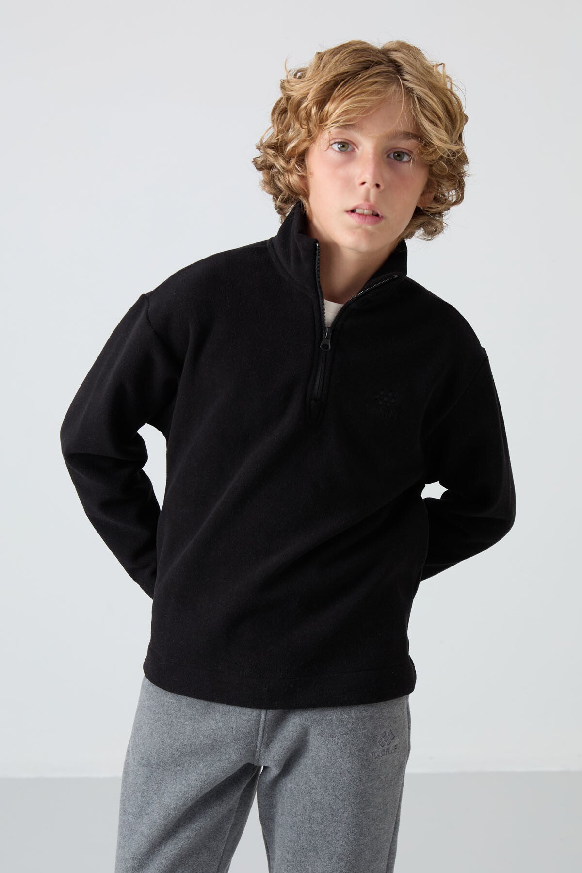 Siyah Kalın Yumuşak Dokulu Standart Fit Nakışlı Polar Erkek Çocuk Sweatshirt - 11221