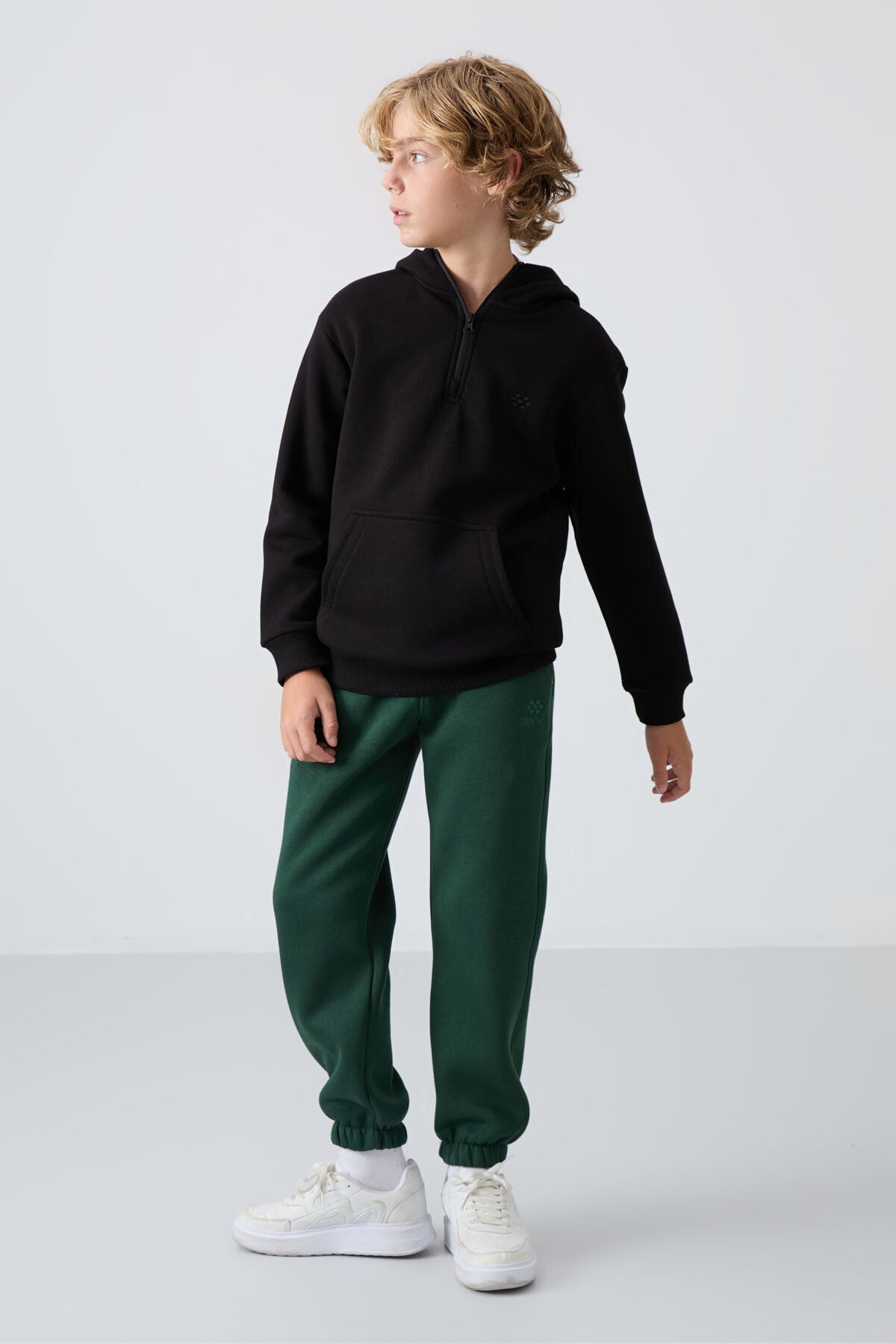 Siyah Pamuklu Kalın İçi Tüylü Yumuşak Dokulu Standart Fit Nakışlı Erkek Çocuk Sweatshirt - 11244