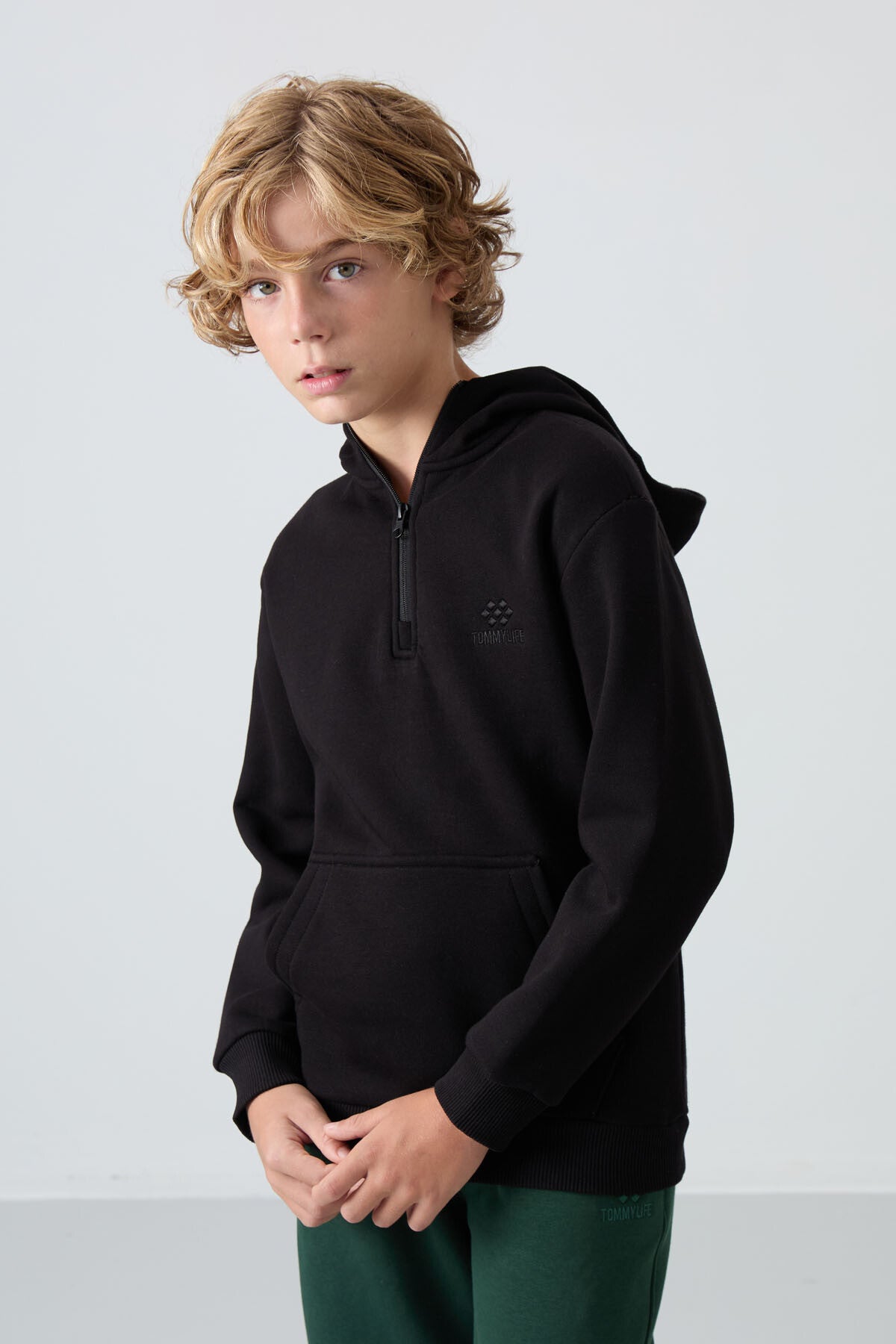 Siyah Pamuklu Kalın İçi Tüylü Yumuşak Dokulu Standart Fit Nakışlı Erkek Çocuk Sweatshirt - 11244