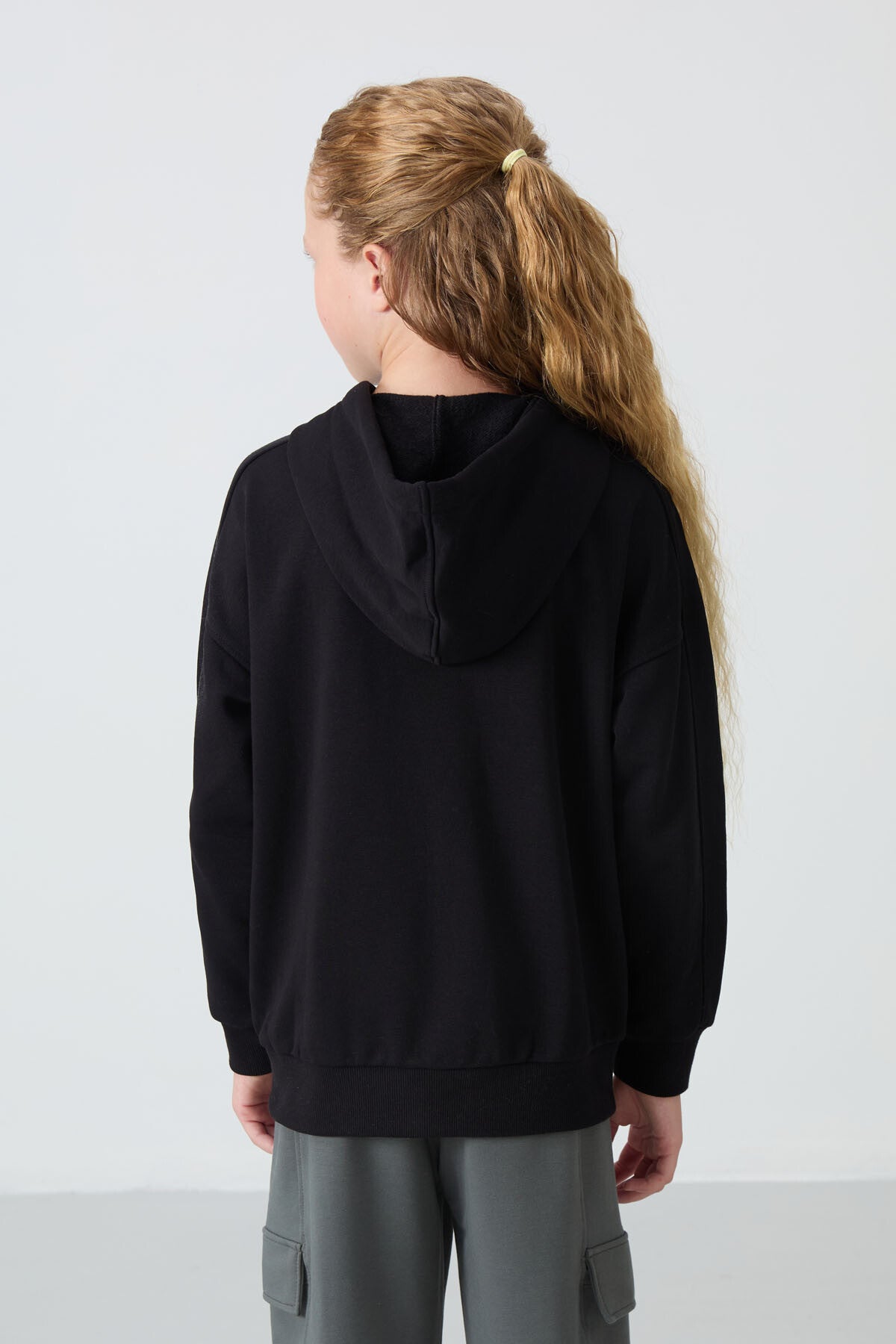 Siyah Pamuklu İçi Tüylü Yumuşak Dokulu Standart Fit Nakışlı Kız Çocuk Sweatshirt - 75149