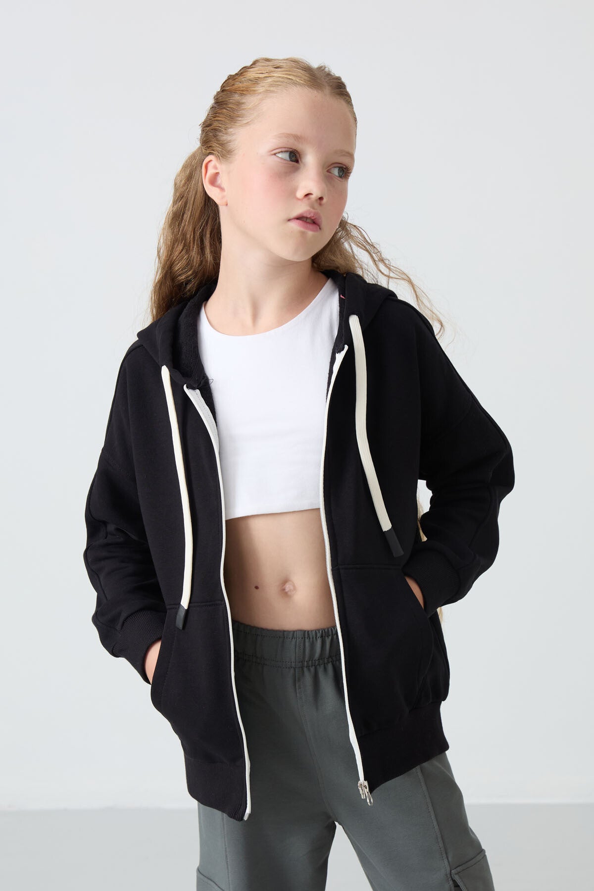 Siyah Pamuklu İçi Tüylü Yumuşak Dokulu Standart Fit Nakışlı Kız Çocuk Sweatshirt - 75149