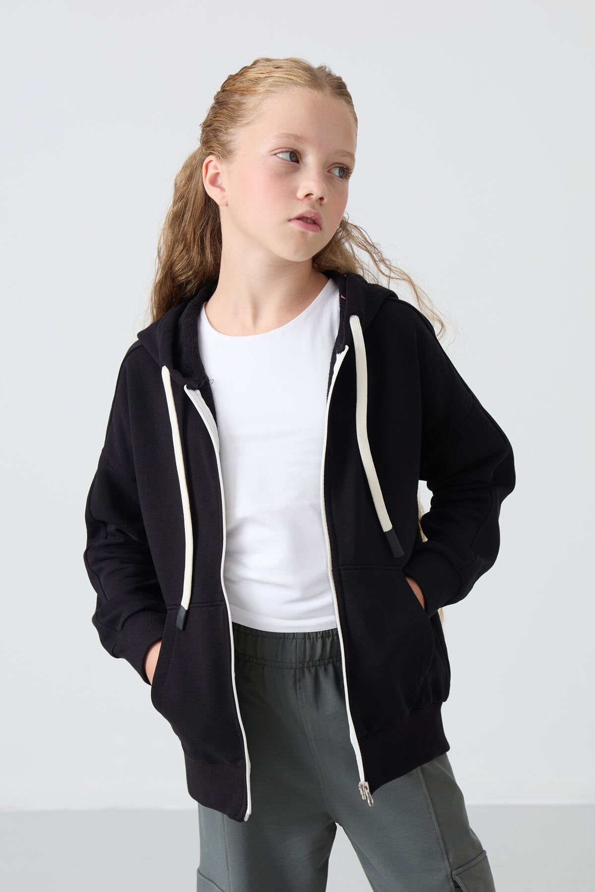 Siyah Pamuklu İçi Tüylü Yumuşak Dokulu Standart Fit Nakışlı Kız Çocuk Sweatshirt - 75149
