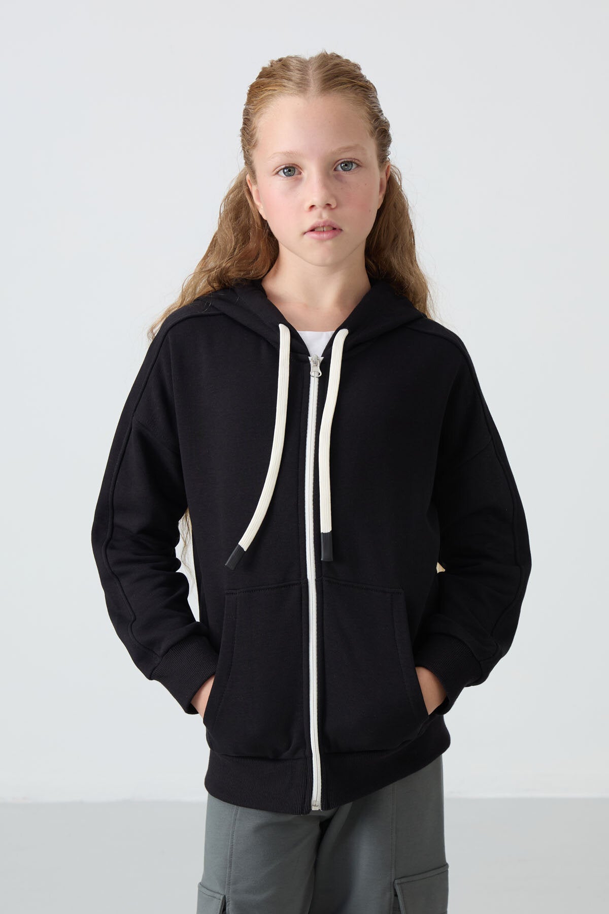 Siyah Pamuklu İçi Tüylü Yumuşak Dokulu Standart Fit Nakışlı Kız Çocuk Sweatshirt - 75149