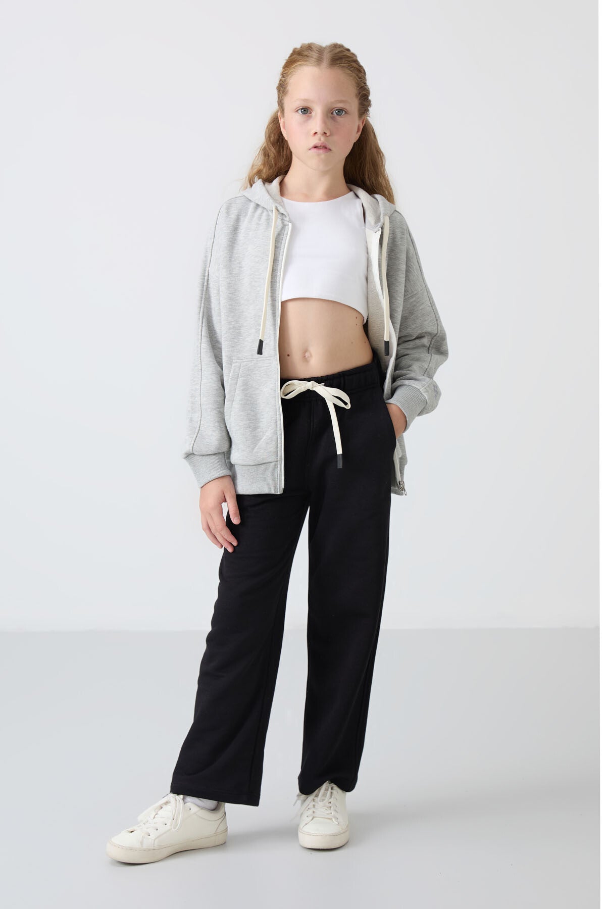 Siyah Pamuklu İçi Tüylü Yumuşak Dokulu Standart Fit Nakışlı Kız Çocuk Eşofman Alt - 75146