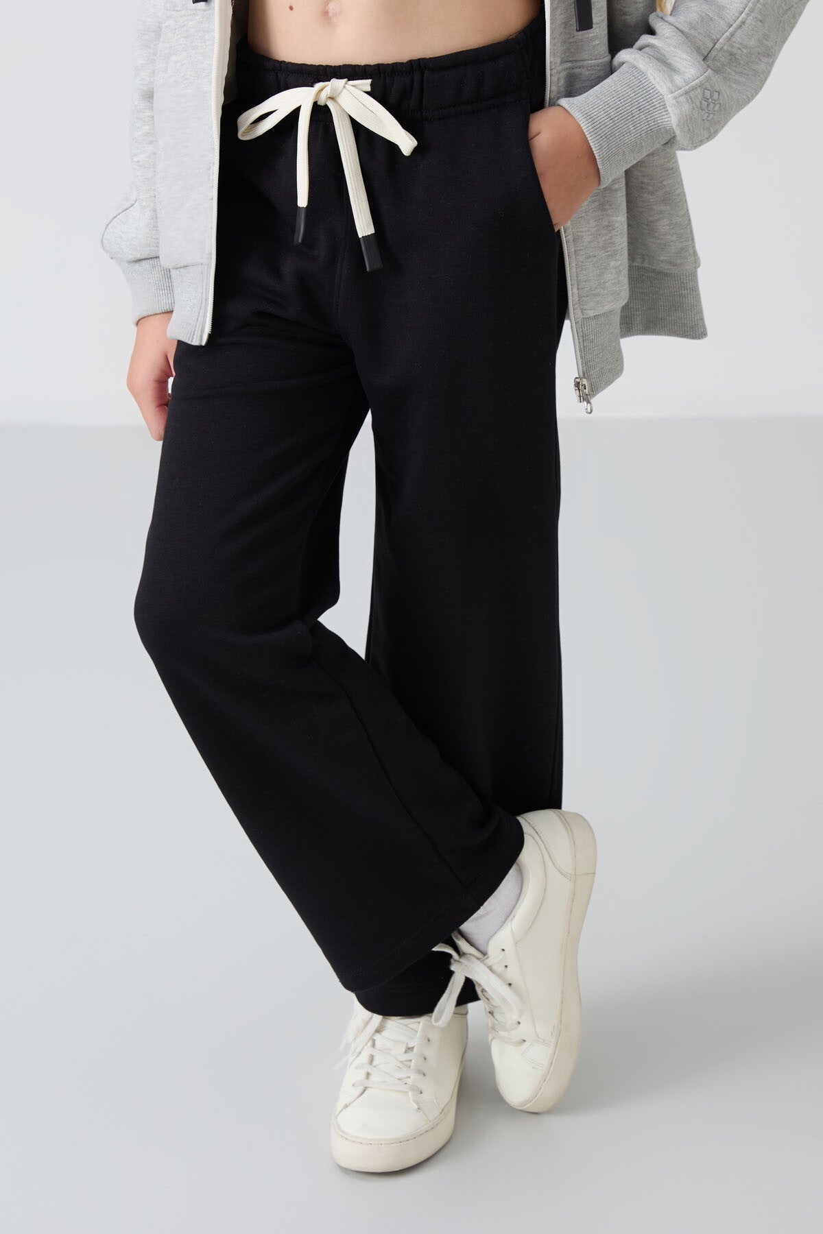 Siyah Pamuklu İçi Tüylü Yumuşak Dokulu Standart Fit Nakışlı Kız Çocuk Eşofman Alt - 75146