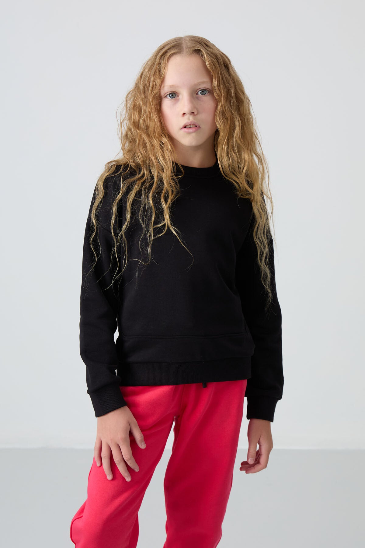 Siyah Pamuklu İçi Tüylü Yumuşak Dokulu Oversize Nakışlı Kız Çocuk Sweatshirt - 75150