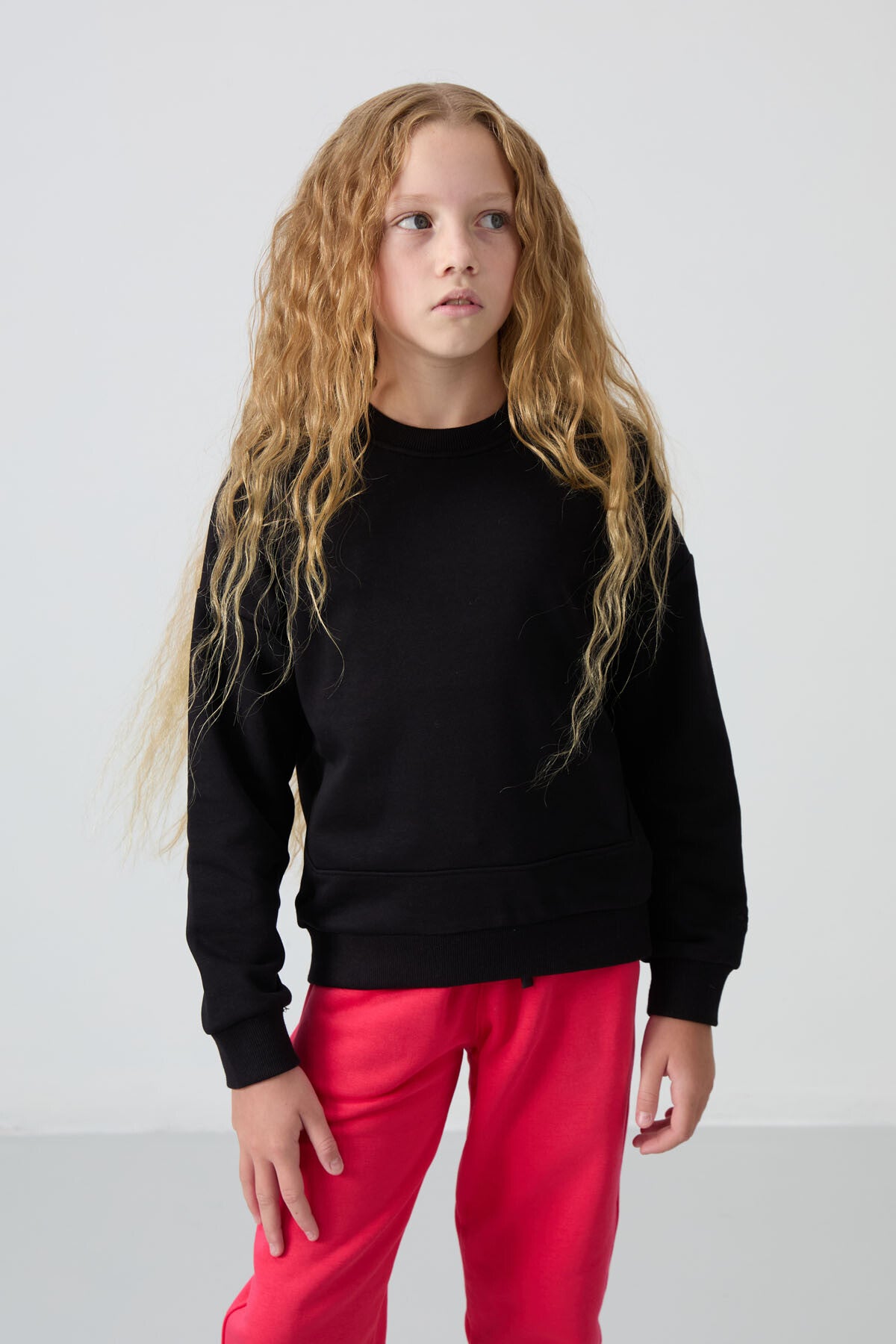 Siyah Pamuklu İçi Tüylü Yumuşak Dokulu Oversize Nakışlı Kız Çocuk Sweatshirt - 75150