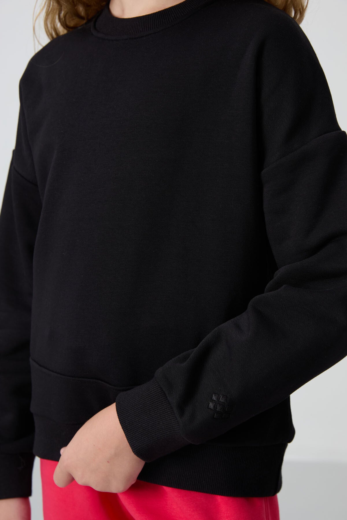 Siyah Pamuklu İçi Tüylü Yumuşak Dokulu Oversize Nakışlı Kız Çocuk Sweatshirt - 75150