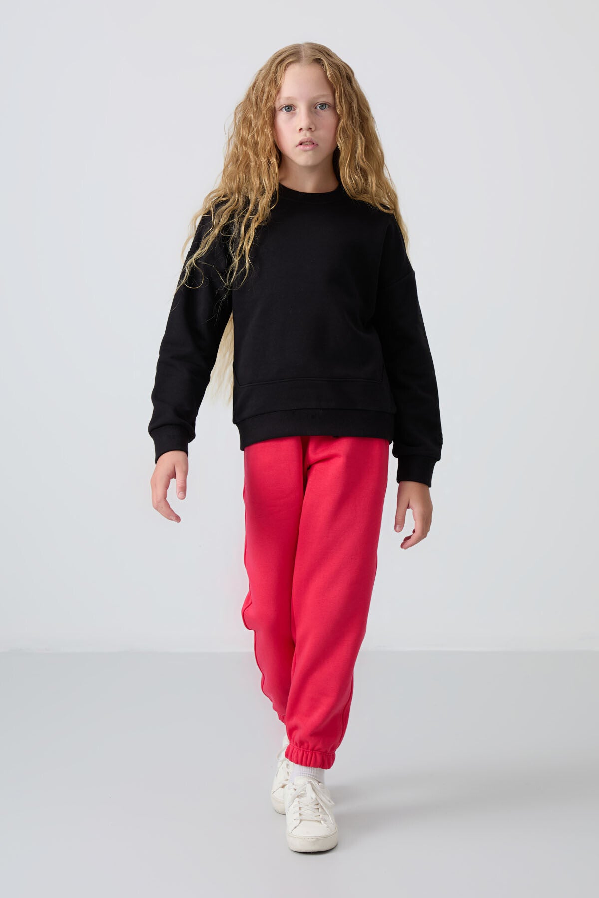Siyah Pamuklu İçi Tüylü Yumuşak Dokulu Oversize Nakışlı Kız Çocuk Sweatshirt - 75150