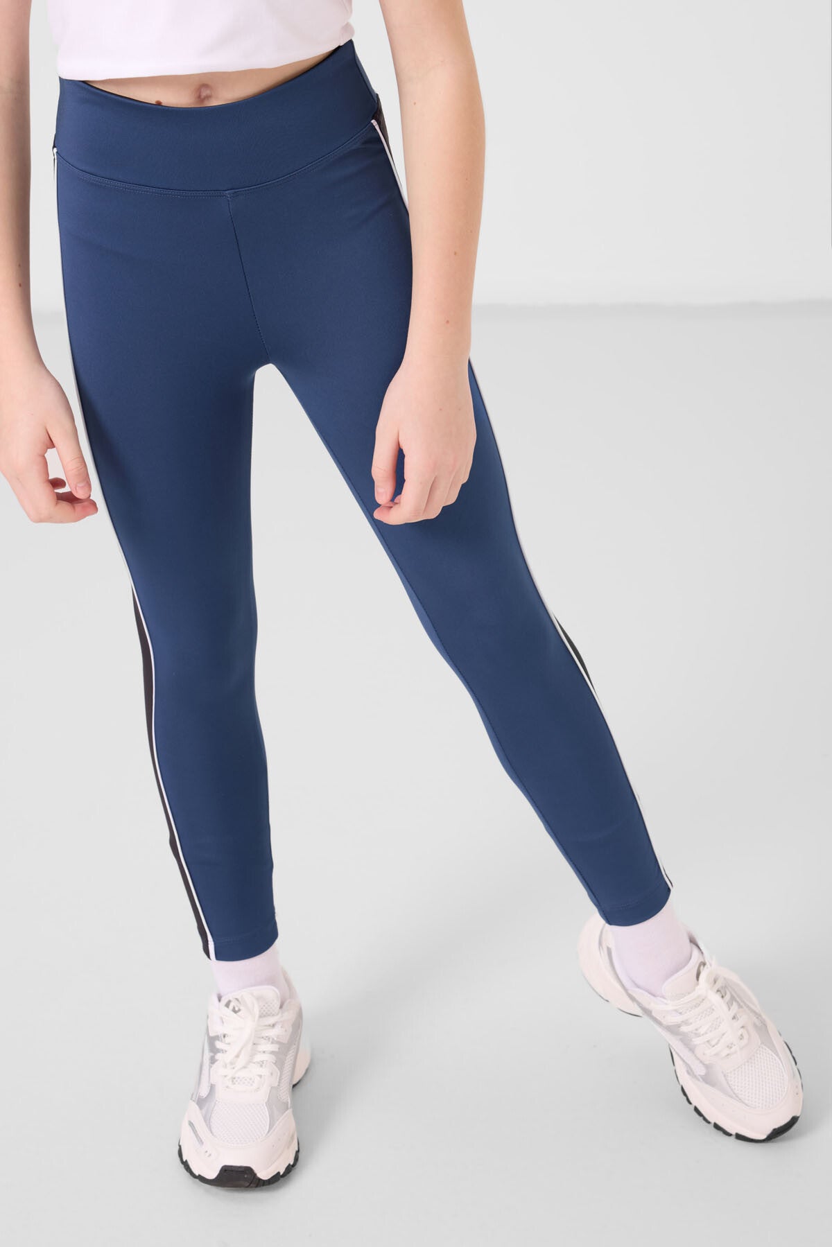 Siyah-Parlament O Yaka Yan Şerit Detaylı Standart Fit Performans Kız Çocuk Tayt Takım - 75191