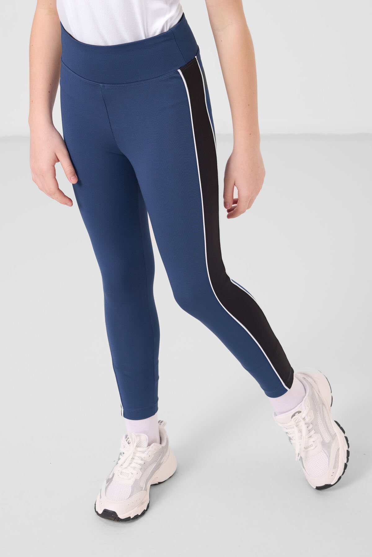 Siyah-Parlament O Yaka Yan Şerit Detaylı Standart Fit Performans Kız Çocuk Tayt Takım - 75191