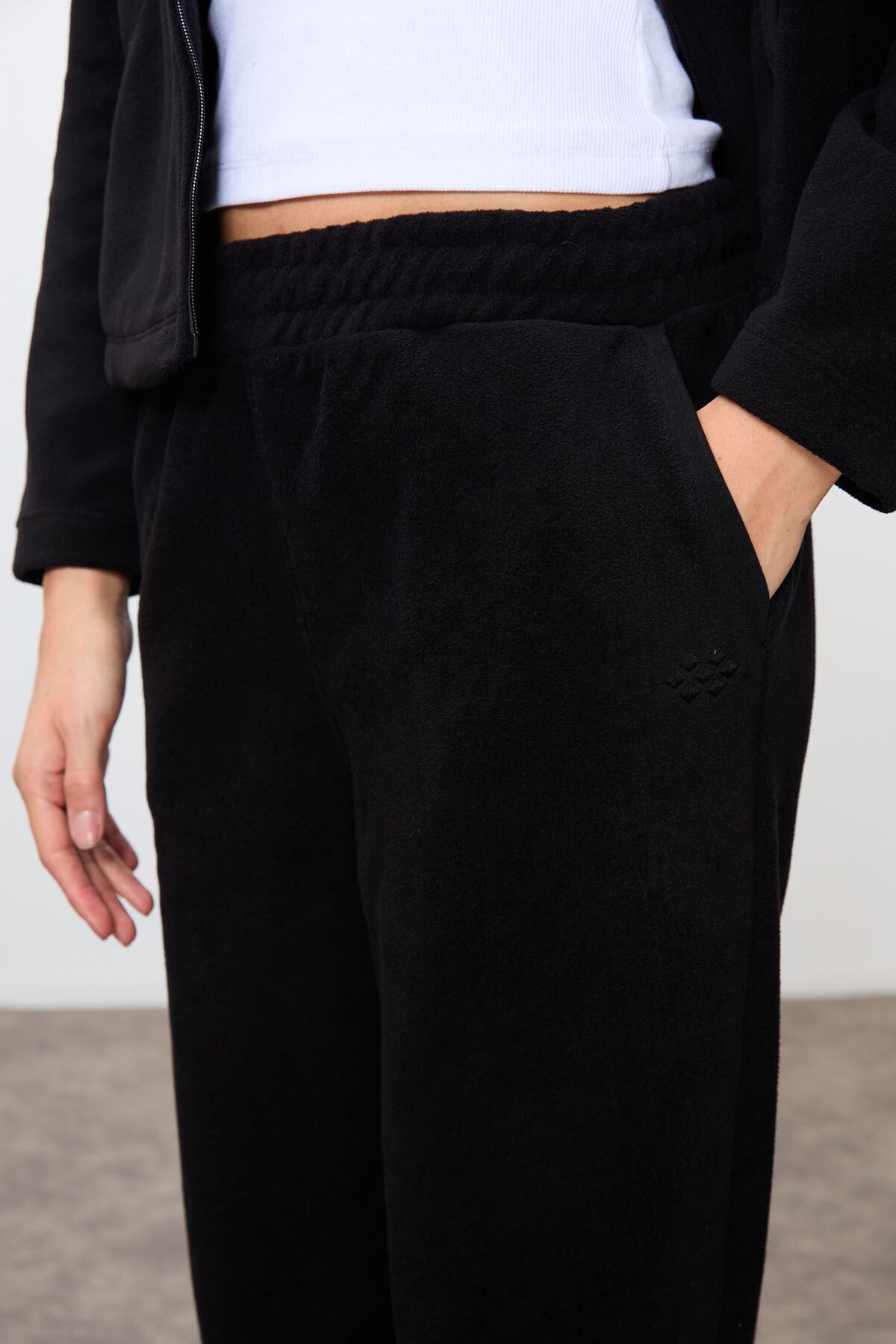 Siyah Kalın Yumuşak Dokulu Kapüşonlu Oversize Nakışlı Polar Kadın Eşofman Takım -95338