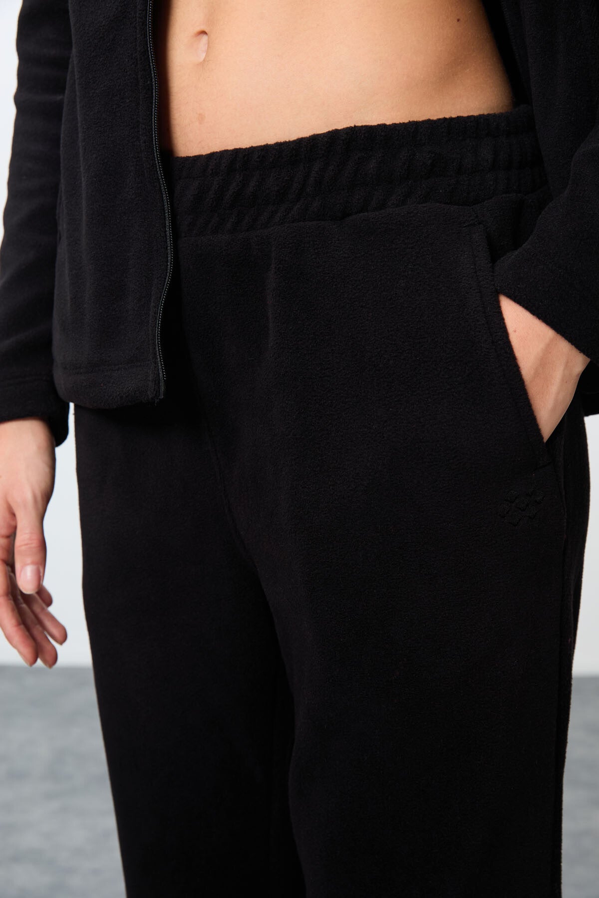 Siyah Kalın Yumuşak Dokulu Dik Yaka Oversize Nakışlı Polar Kadın Eşofman Takım -95339