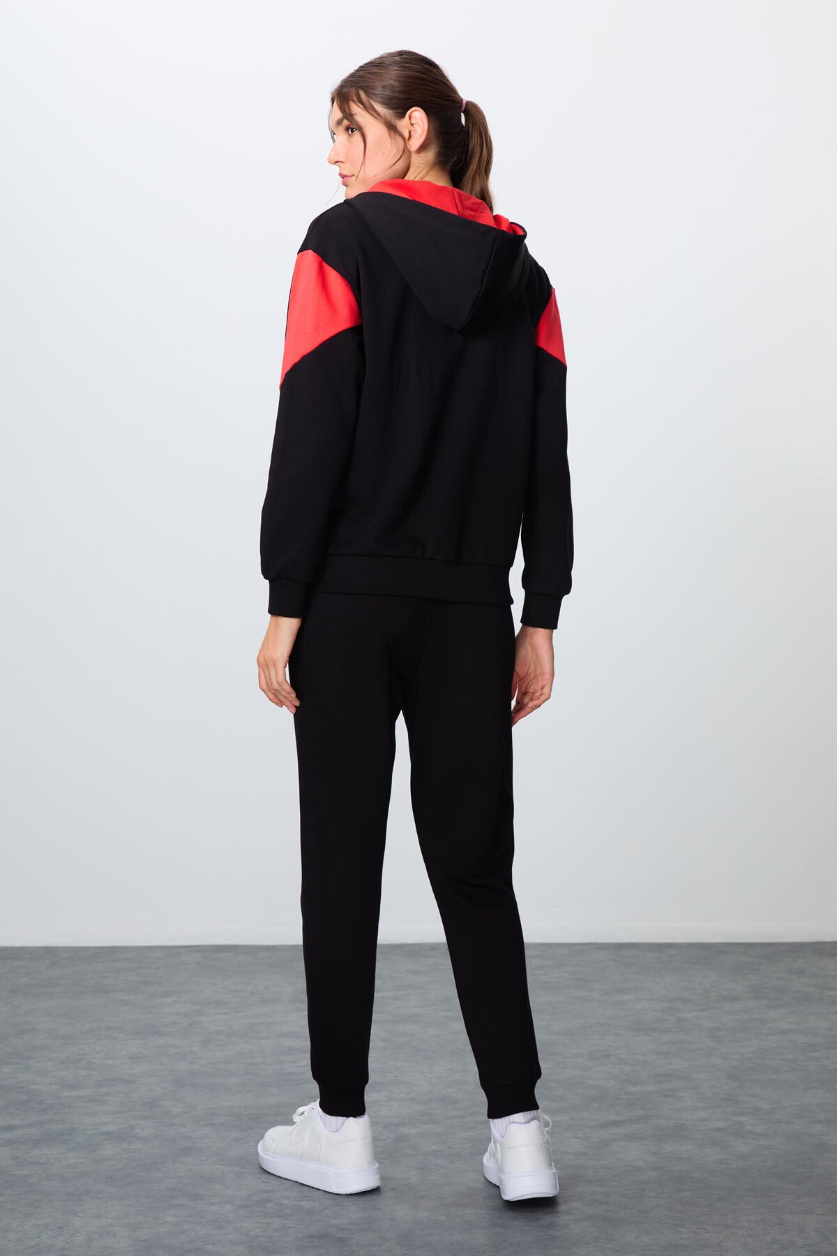 Siyah Kompakt Pamuklu Kalın Pürüzsüz Dokulu Kapüşonlu Oversize Fit Kadın Eşofman Takım - 95343