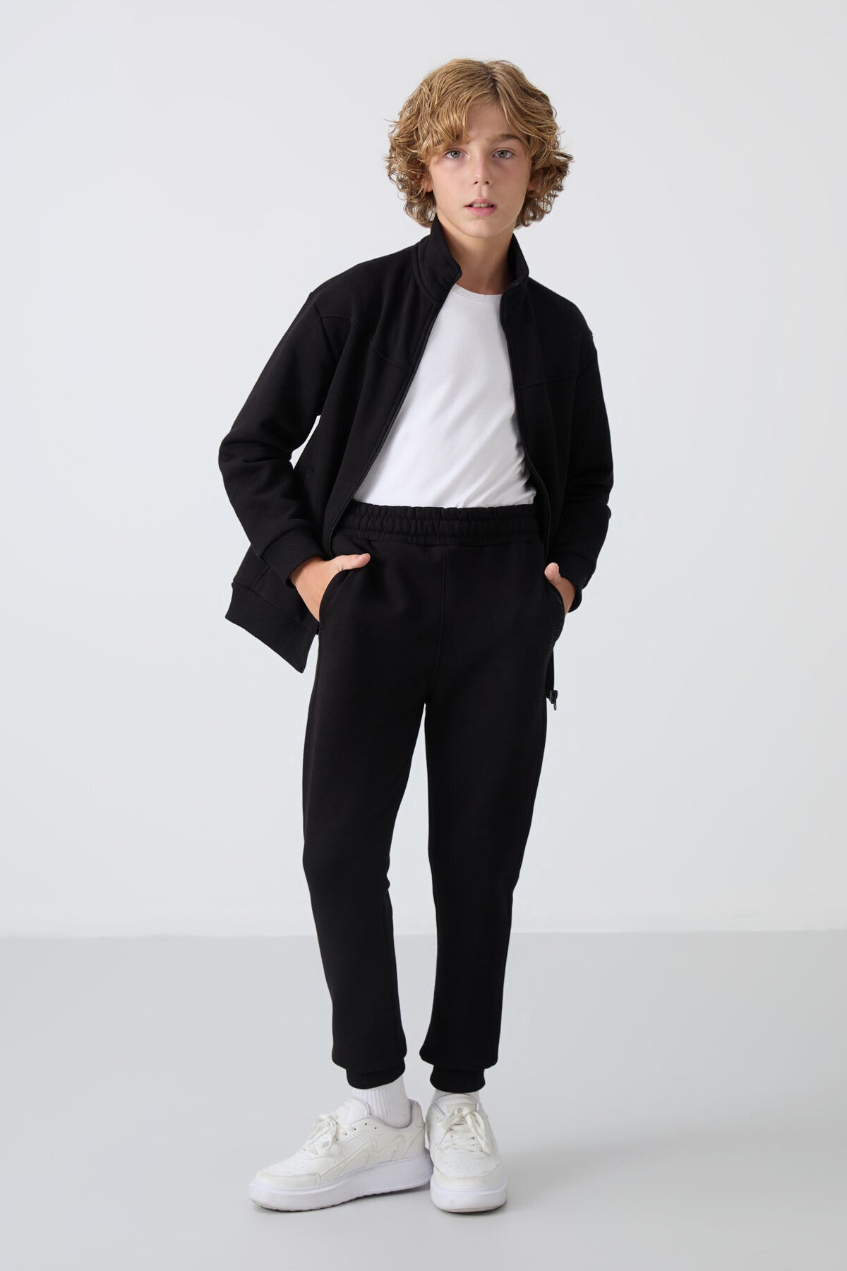 Siyah Pamuklu Kalın İçi Tüylü Yumuşak Dokulu Standart Fit Nakışlı Erkek Çocuk Eşofman Takım - 11240