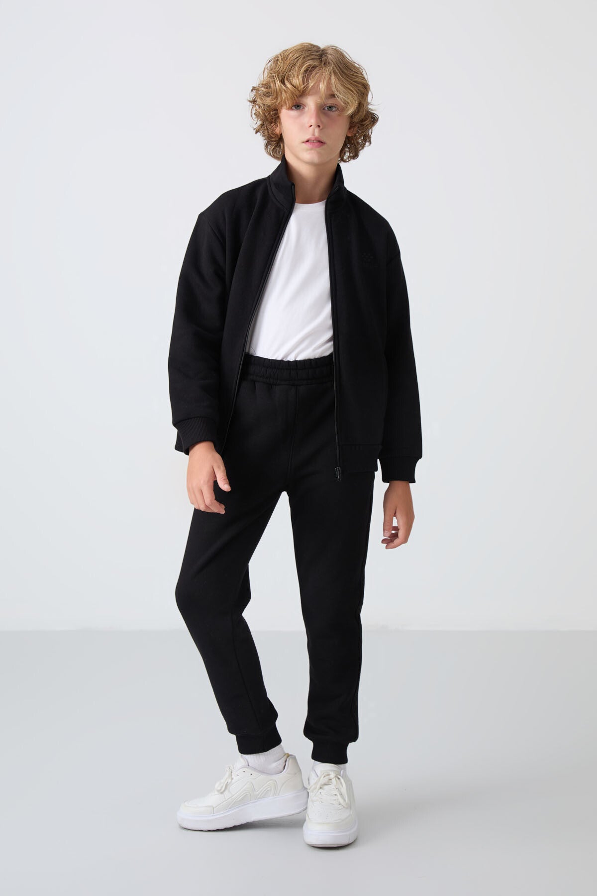 Siyah Pamuklu Kalın İçi Tüylü Yumuşak Dokulu Standart Fit Nakışlı Erkek Çocuk Eşofman Takım - 11256