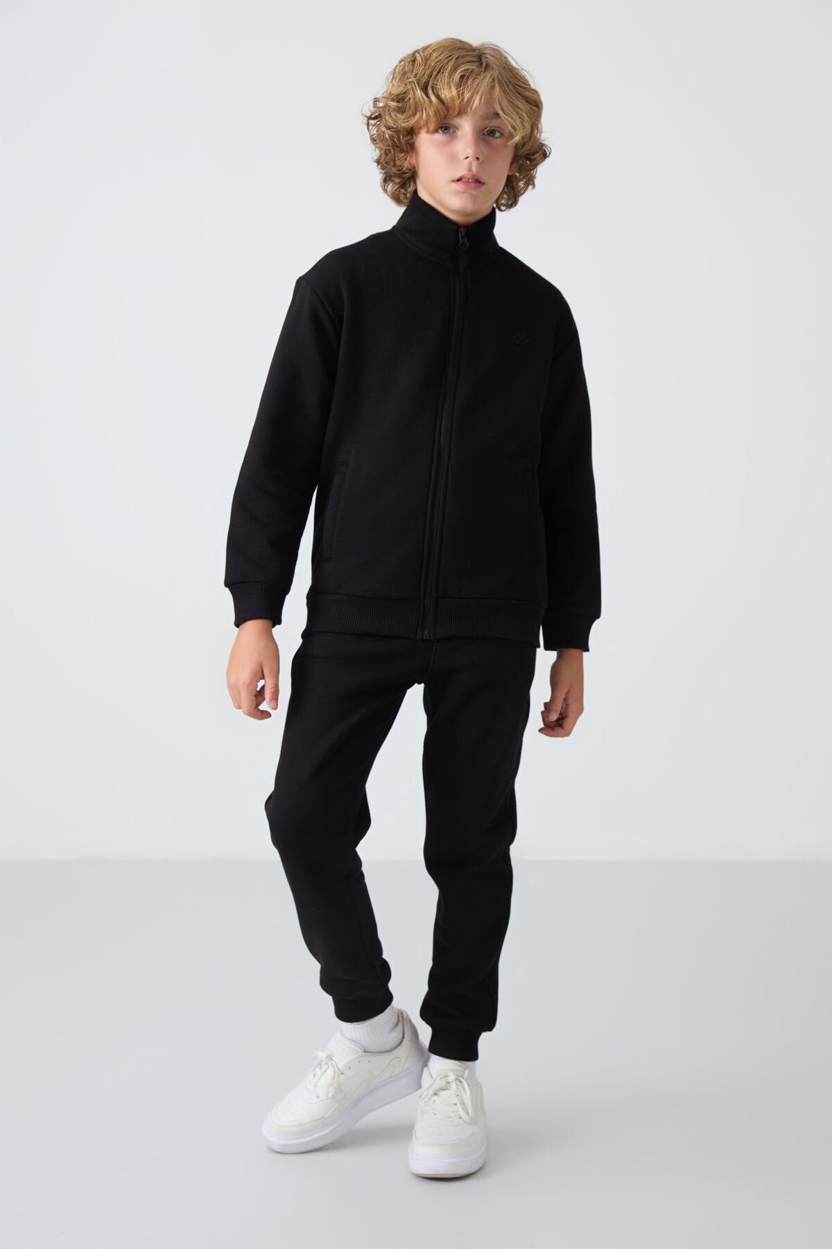 Siyah Pamuklu Kalın İçi Tüylü Yumuşak Dokulu Standart Fit Nakışlı Erkek Çocuk Eşofman Takım - 11256