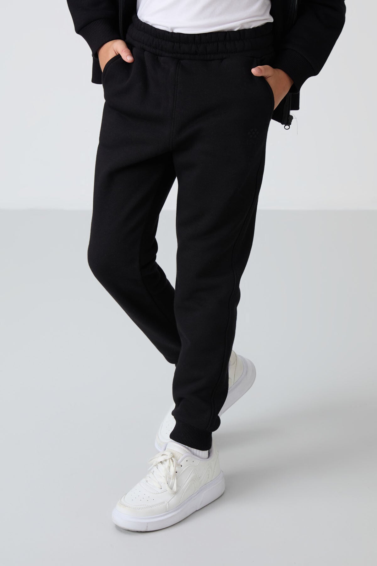 Siyah Pamuklu Kalın İçi Tüylü Yumuşak Dokulu Standart Fit Nakışlı Erkek Çocuk Eşofman Takım - 11256