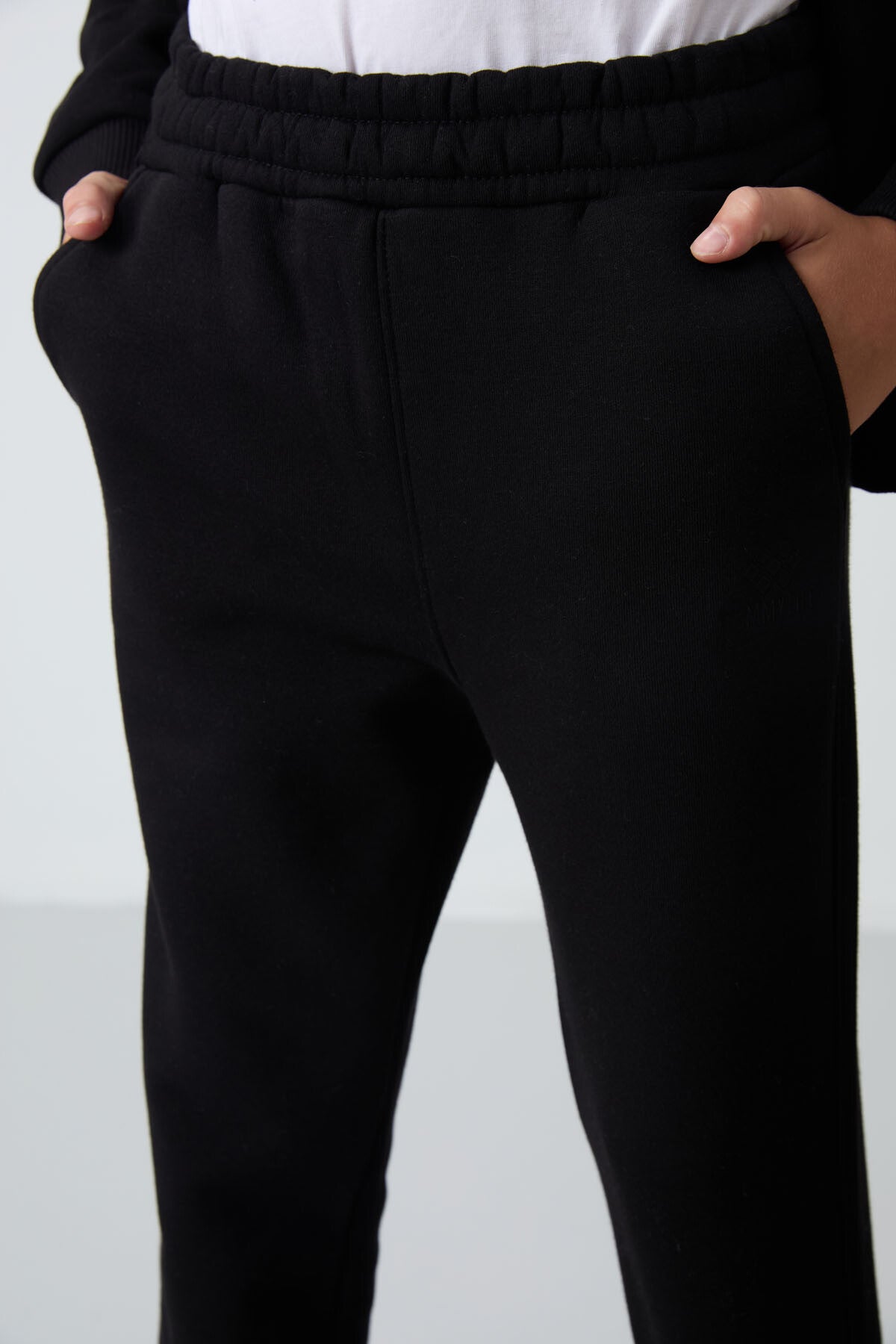 Siyah Pamuklu Kalın İçi Tüylü Yumuşak Dokulu Standart Fit Nakışlı Erkek Çocuk Eşofman Takım - 11256