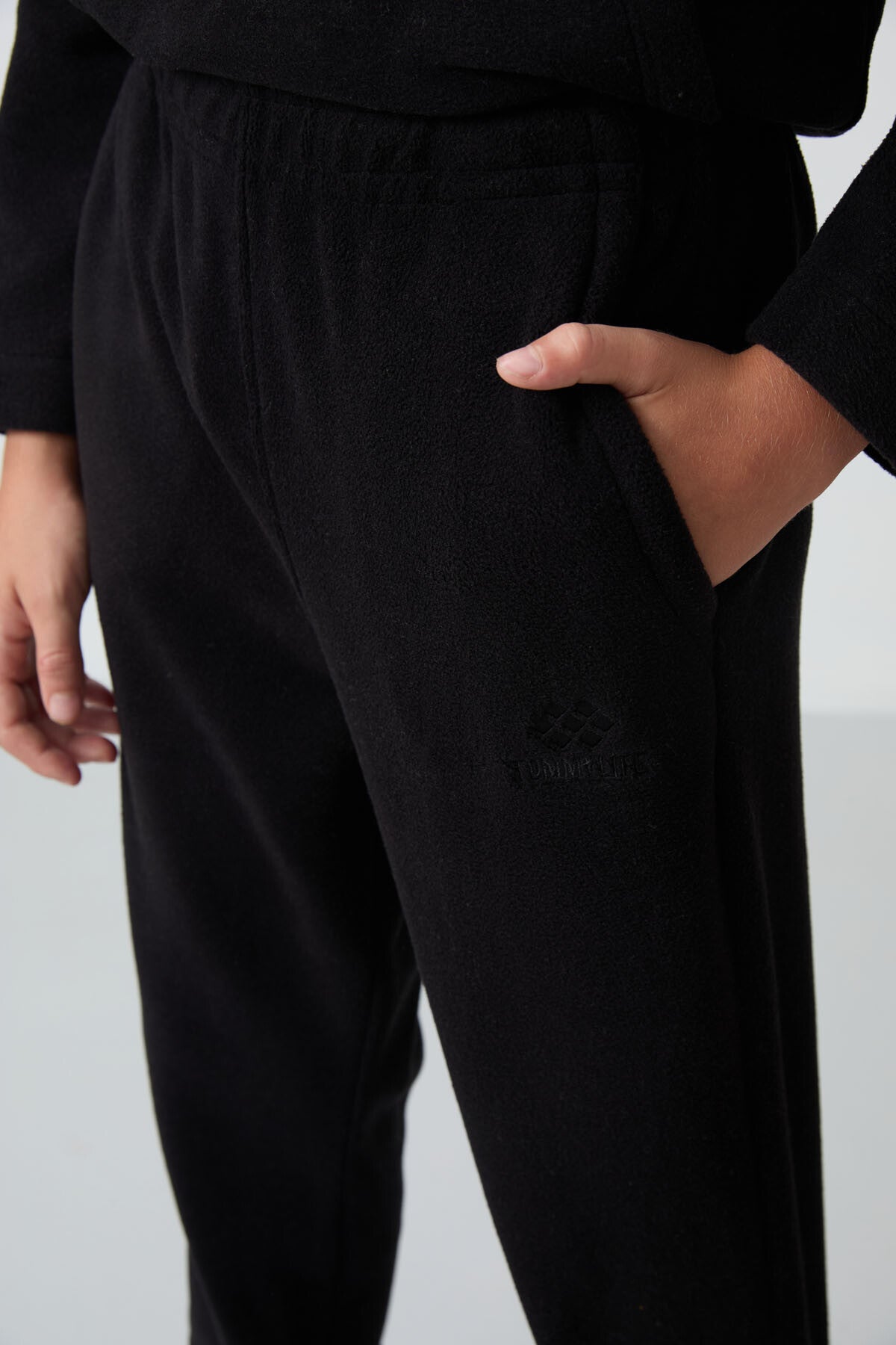 Siyah Kalın Yumuşak Dokulu Standart Fit Nakışlı Polar Erkek Çocuk Eşofman Takım - 11218