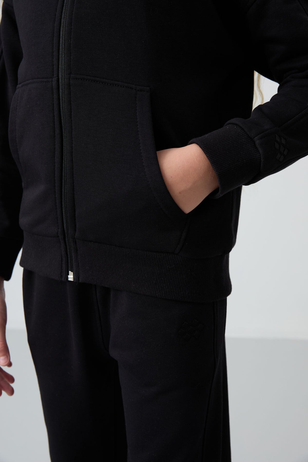 Siyah Pamuklu İçi Tüylü Yumuşak Dokulu Standart Fit Nakışlı Kız Çocuk Eşofman Takım - 75148