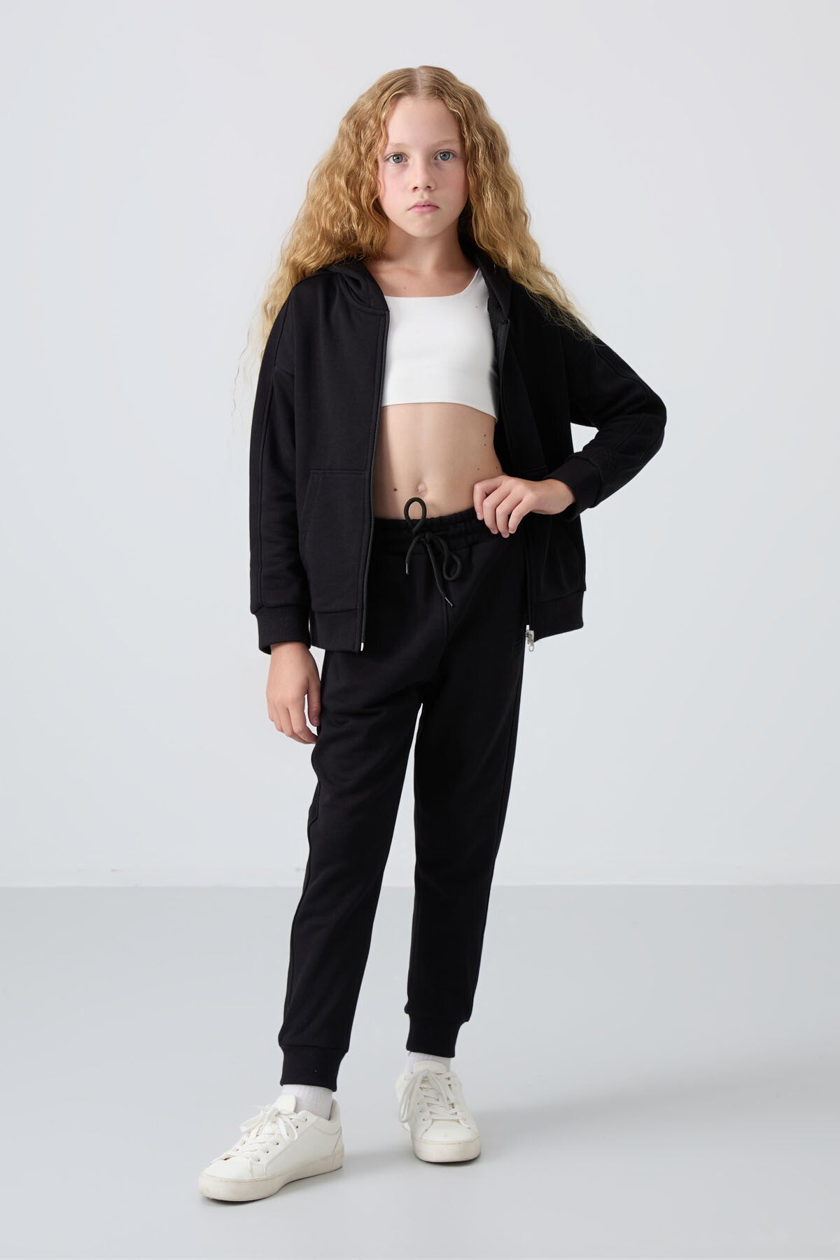 Siyah Pamuklu İçi Tüylü Yumuşak Dokulu Standart Fit Nakışlı Kız Çocuk Eşofman Takım - 75148