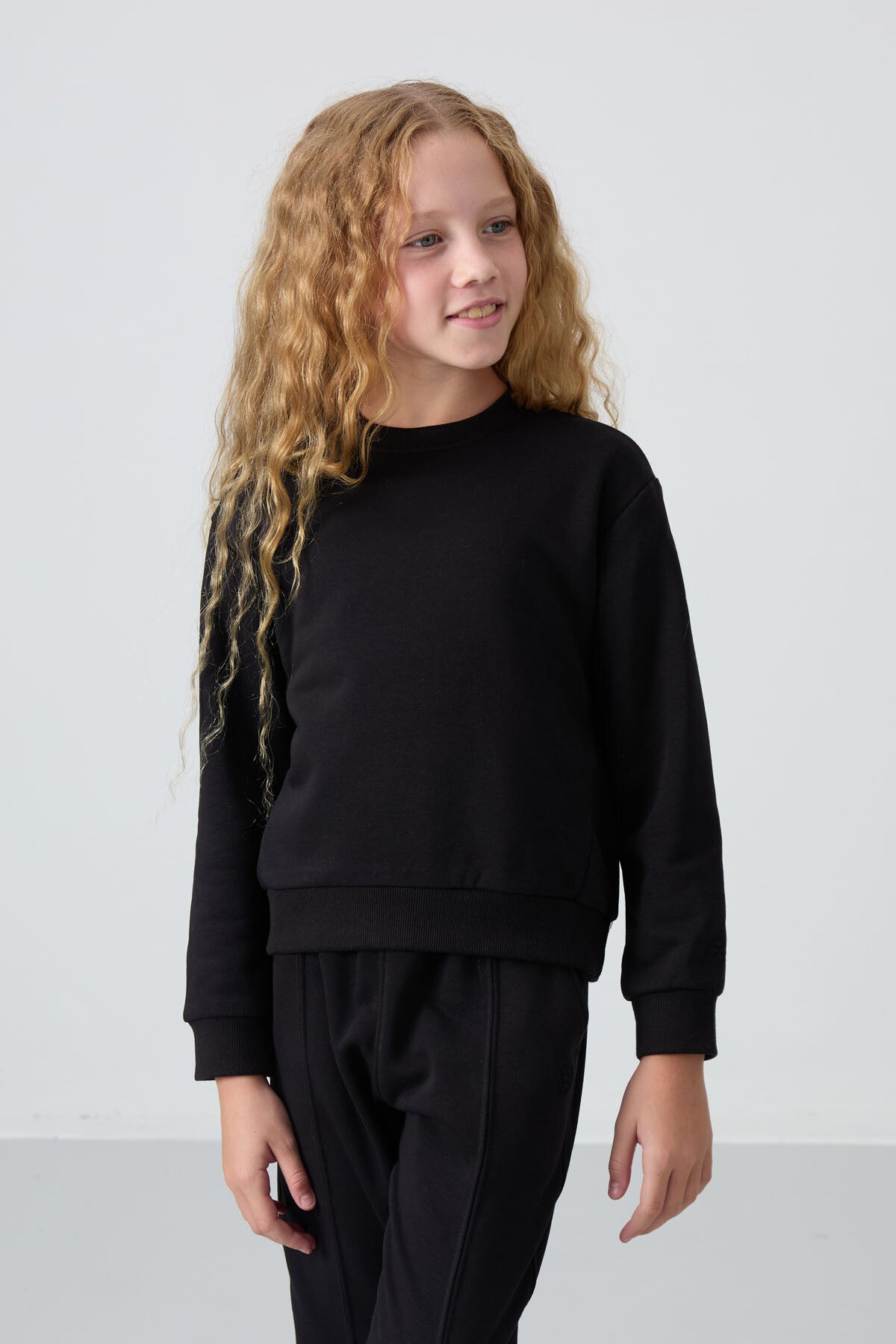 Siyah Pamuklu İçi Tüylü Yumuşak Dokulu Oversize Nakışlı Kız Çocuk Eşofman Takım - 75145