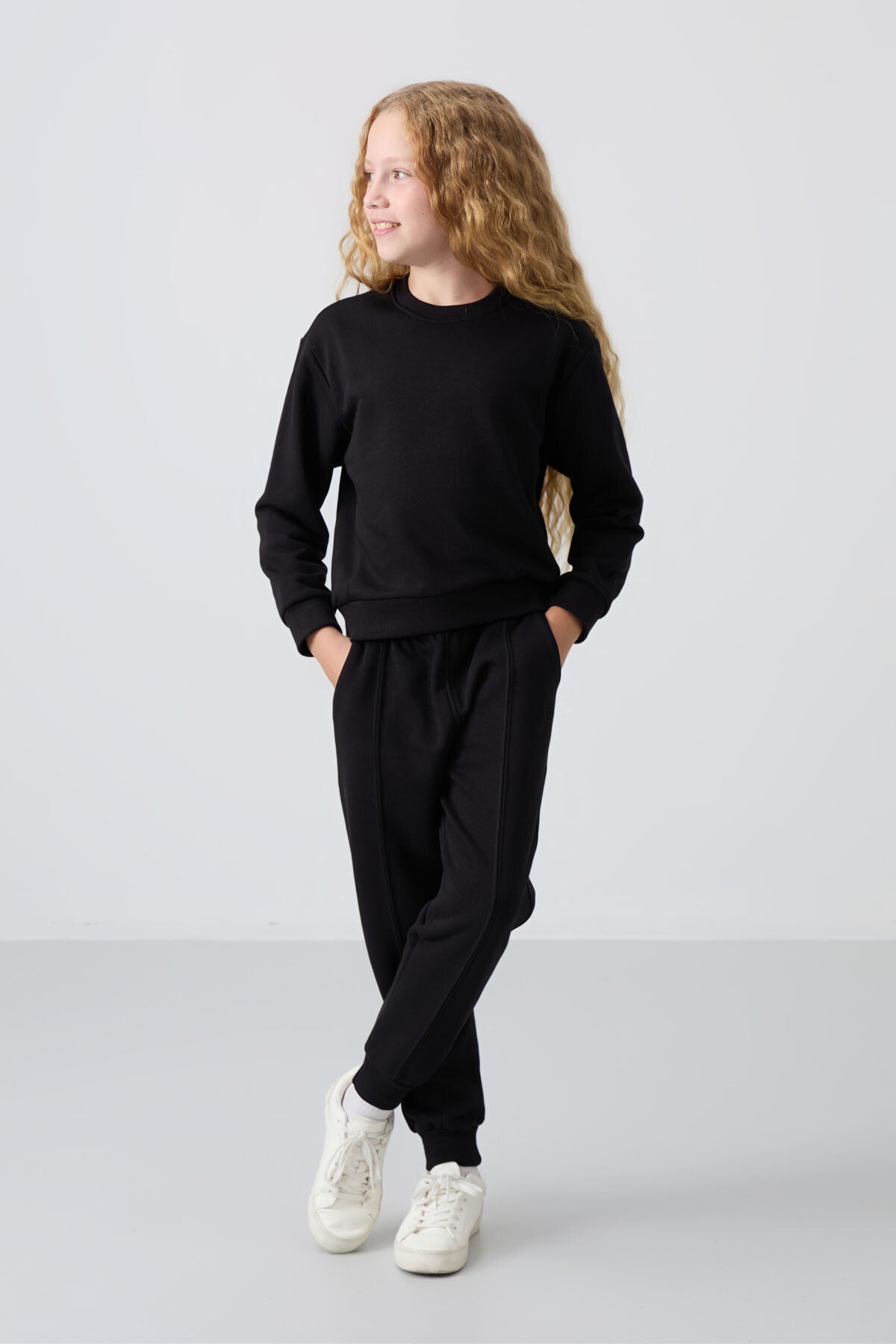 Siyah Pamuklu İçi Tüylü Yumuşak Dokulu Oversize Nakışlı Kız Çocuk Eşofman Takım - 75145