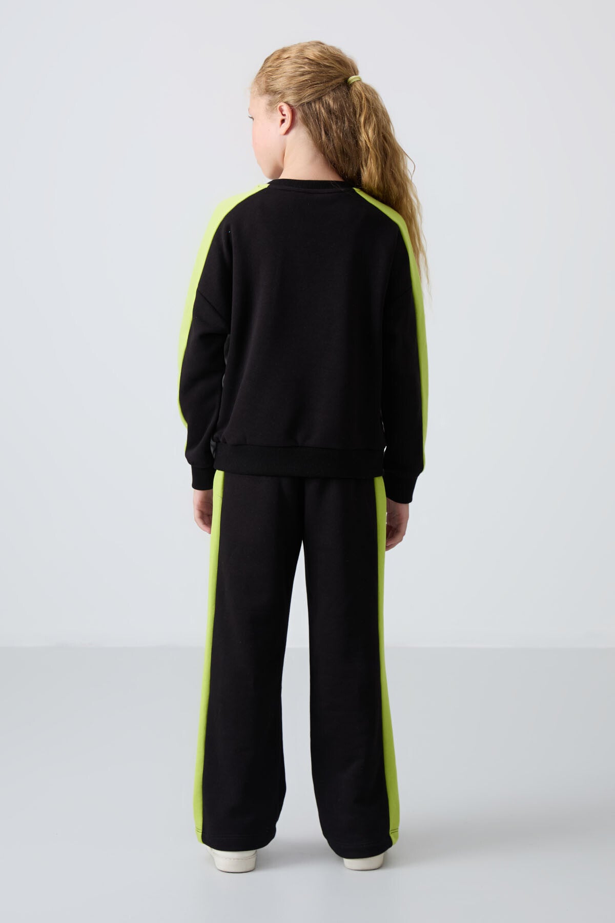 Siyah O Yaka Geniş Paça Standart Fit Baskılı Kız Çocuk Eşofman Takım - 75165