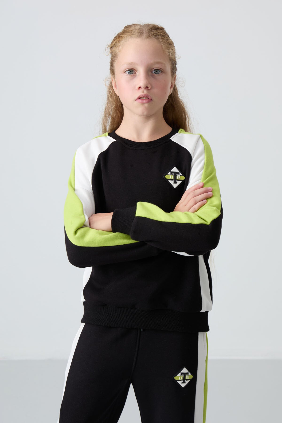 Siyah O Yaka Geniş Paça Standart Fit Baskılı Kız Çocuk Eşofman Takım - 75165