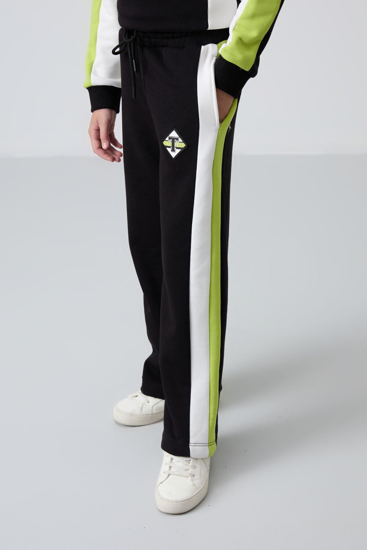 Siyah O Yaka Geniş Paça Standart Fit Baskılı Kız Çocuk Eşofman Takım - 75165