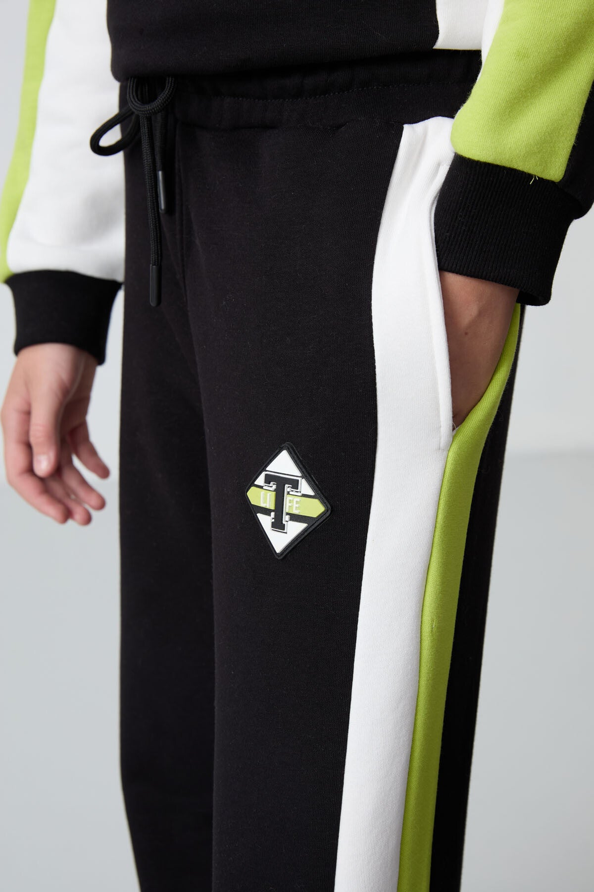 Siyah O Yaka Geniş Paça Standart Fit Baskılı Kız Çocuk Eşofman Takım - 75165