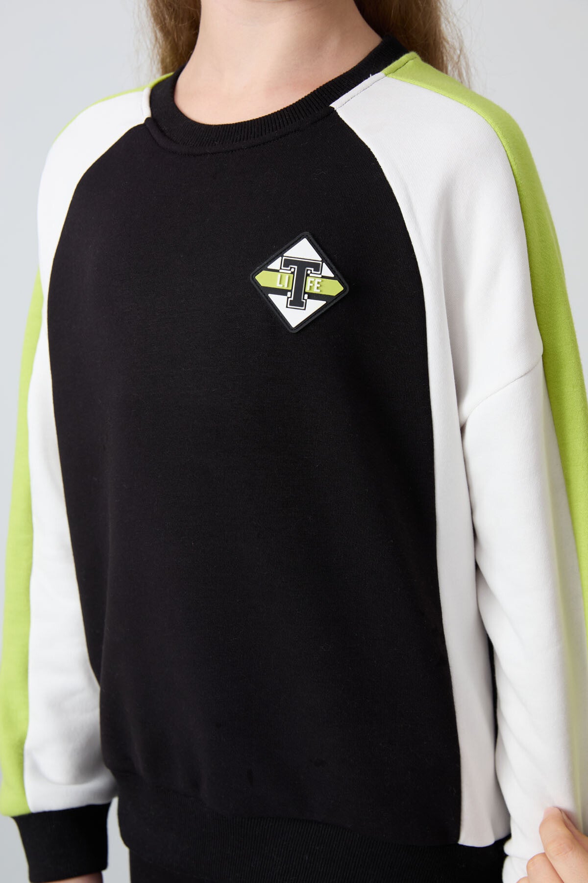 Siyah O Yaka Geniş Paça Standart Fit Baskılı Kız Çocuk Eşofman Takım - 75165