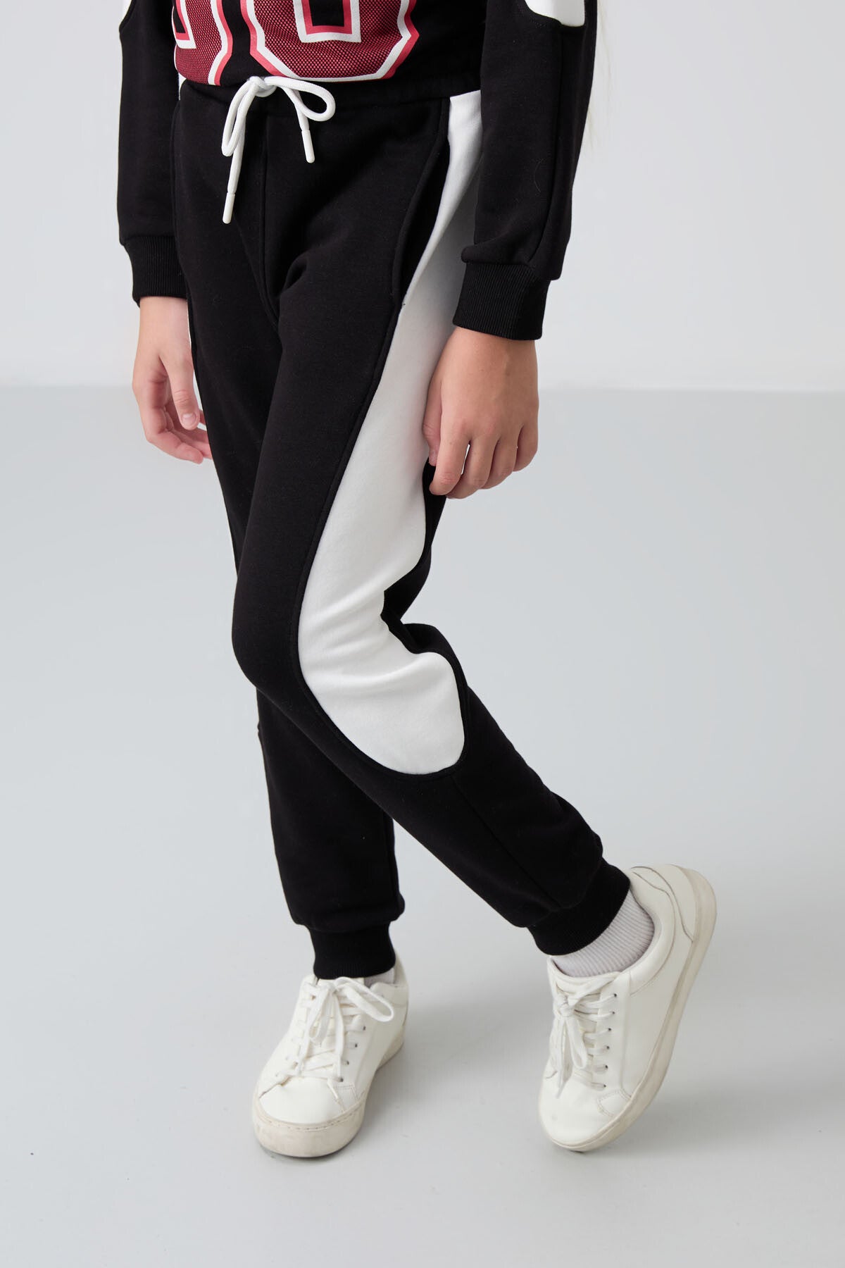 Siyah Pamuklu İçi Tüylü Yumuşak Dokulu Standart Fit Nakışlı Kız Çocuk Eşofman Takım - 75170