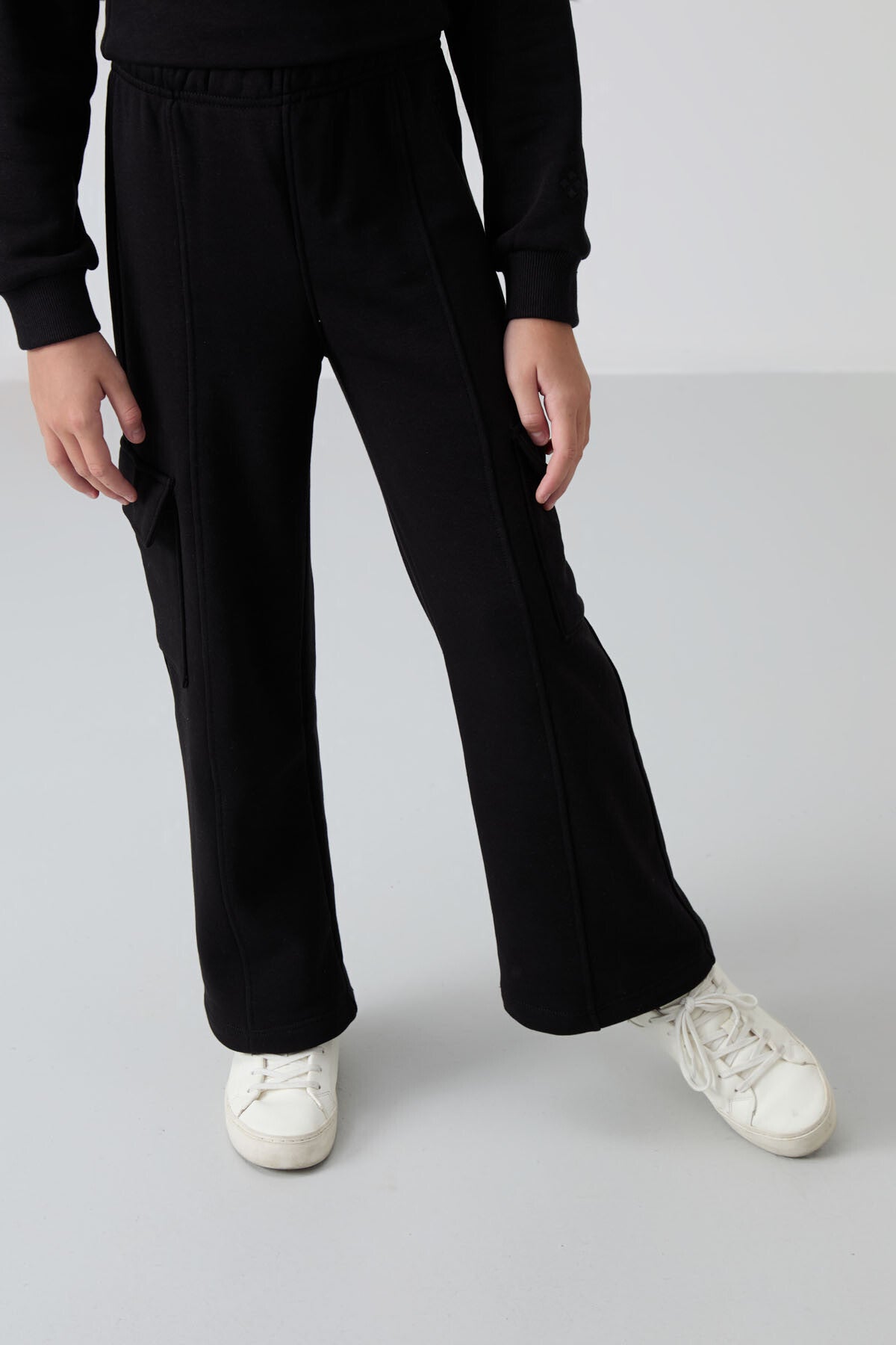 Siyah Pamuklu İçi Tüylü Yumuşak Dokulu Standart Fit Nakışlı Kız Çocuk Eşofman Takım - 75159