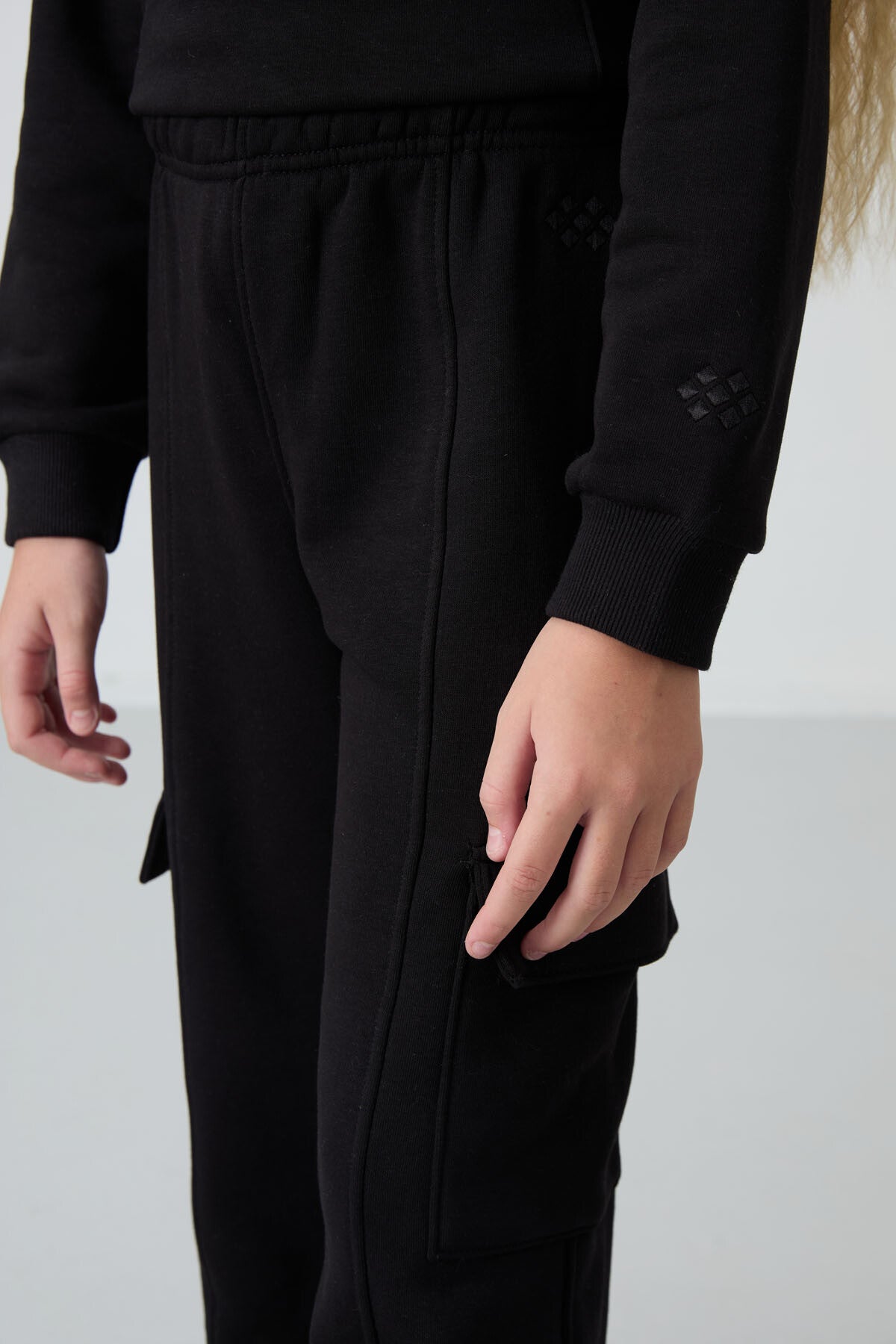 Siyah Pamuklu İçi Tüylü Yumuşak Dokulu Standart Fit Nakışlı Kız Çocuk Eşofman Takım - 75159