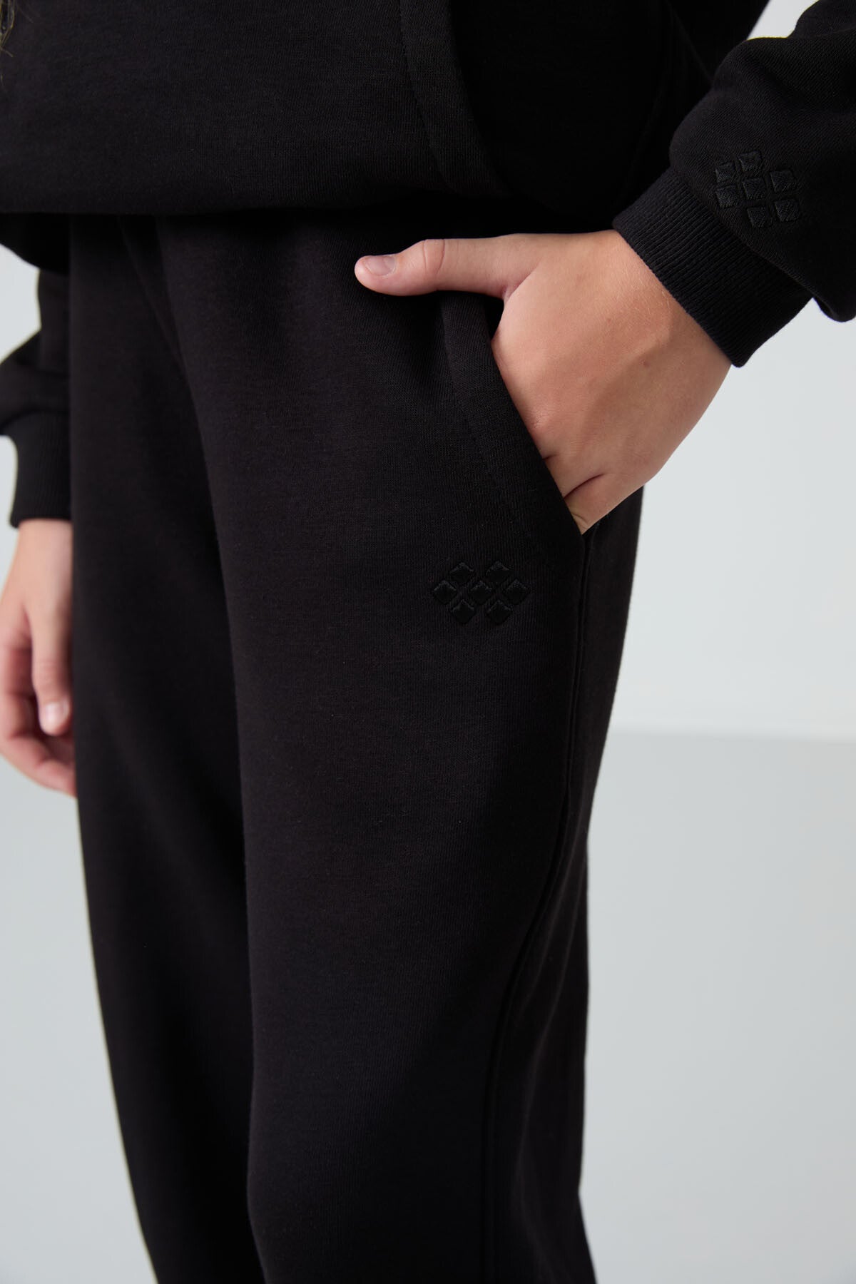 Siyah Pamuklu İçi Tüylü Yumuşak Dokulu Standart Fit Nakışlı Kız Çocuk Eşofman Takım - 75162